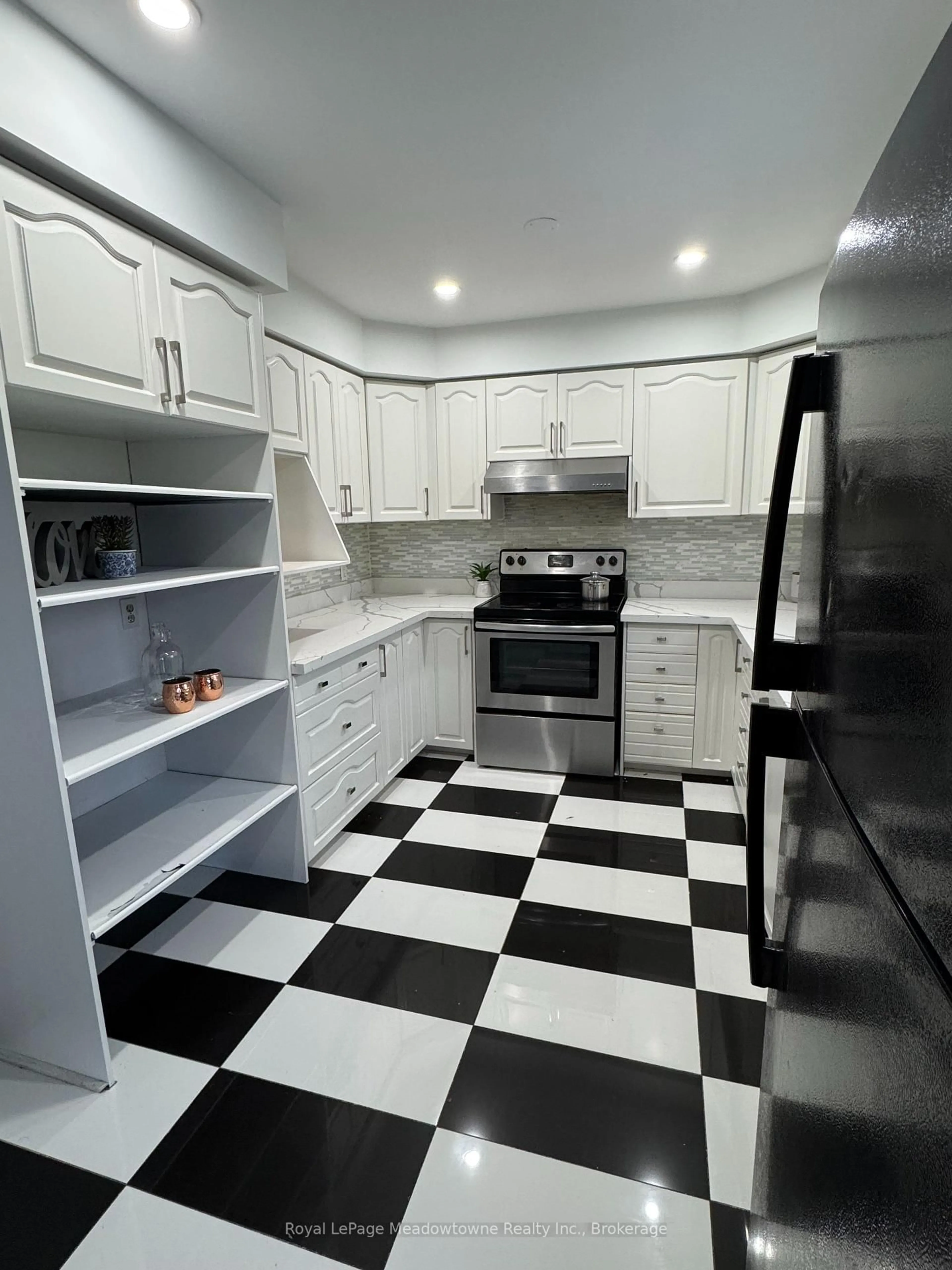Standard kitchen, ceramic/tile floor for 13 THOMPSON Dr, Norfolk Ontario N0A 1N4