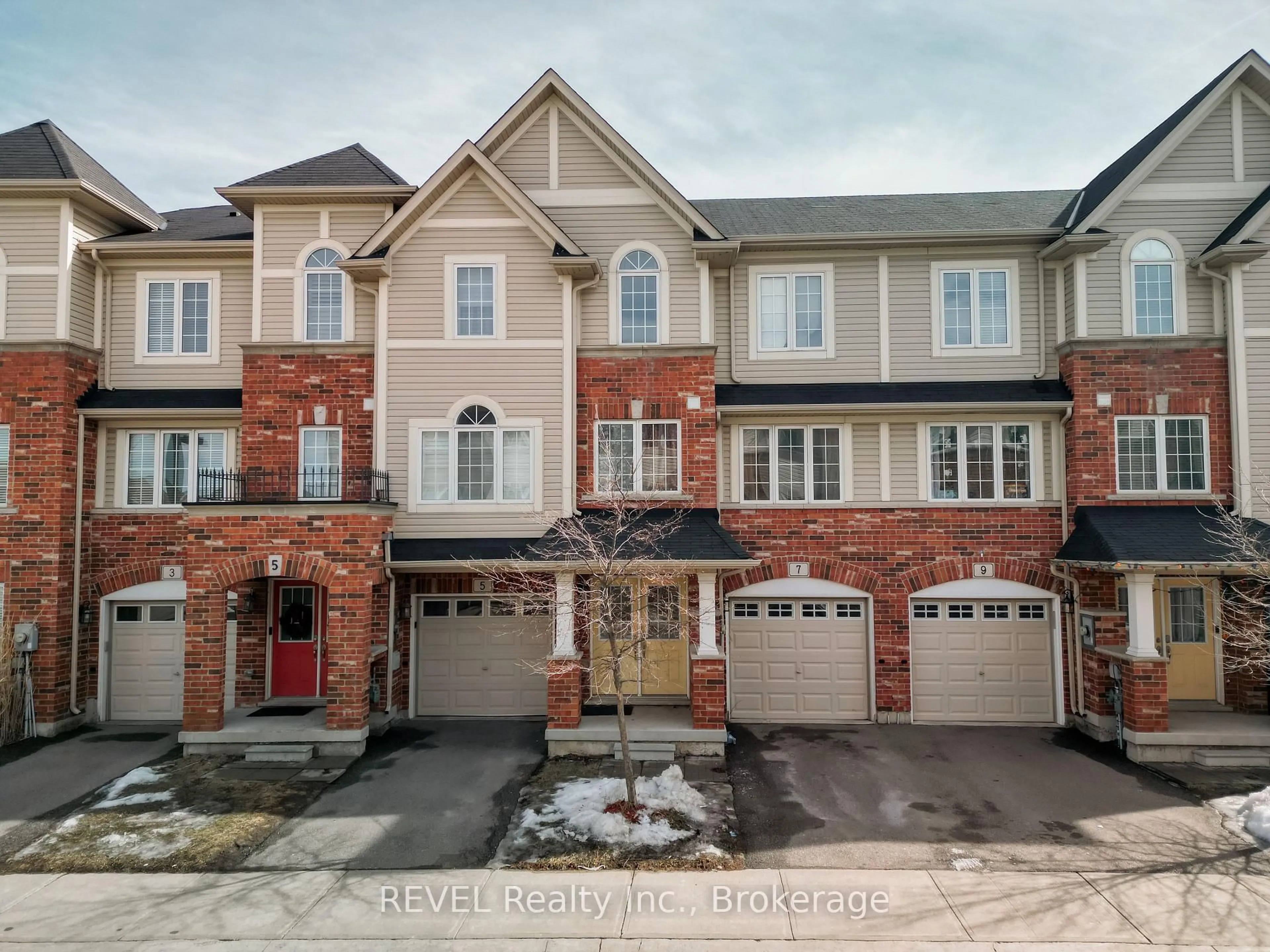 A pic from outside/outdoor area/front of a property/back of a property/a pic from drone, street for 7 DORCHESTER Terr, Hamilton Ontario L8J 0G4