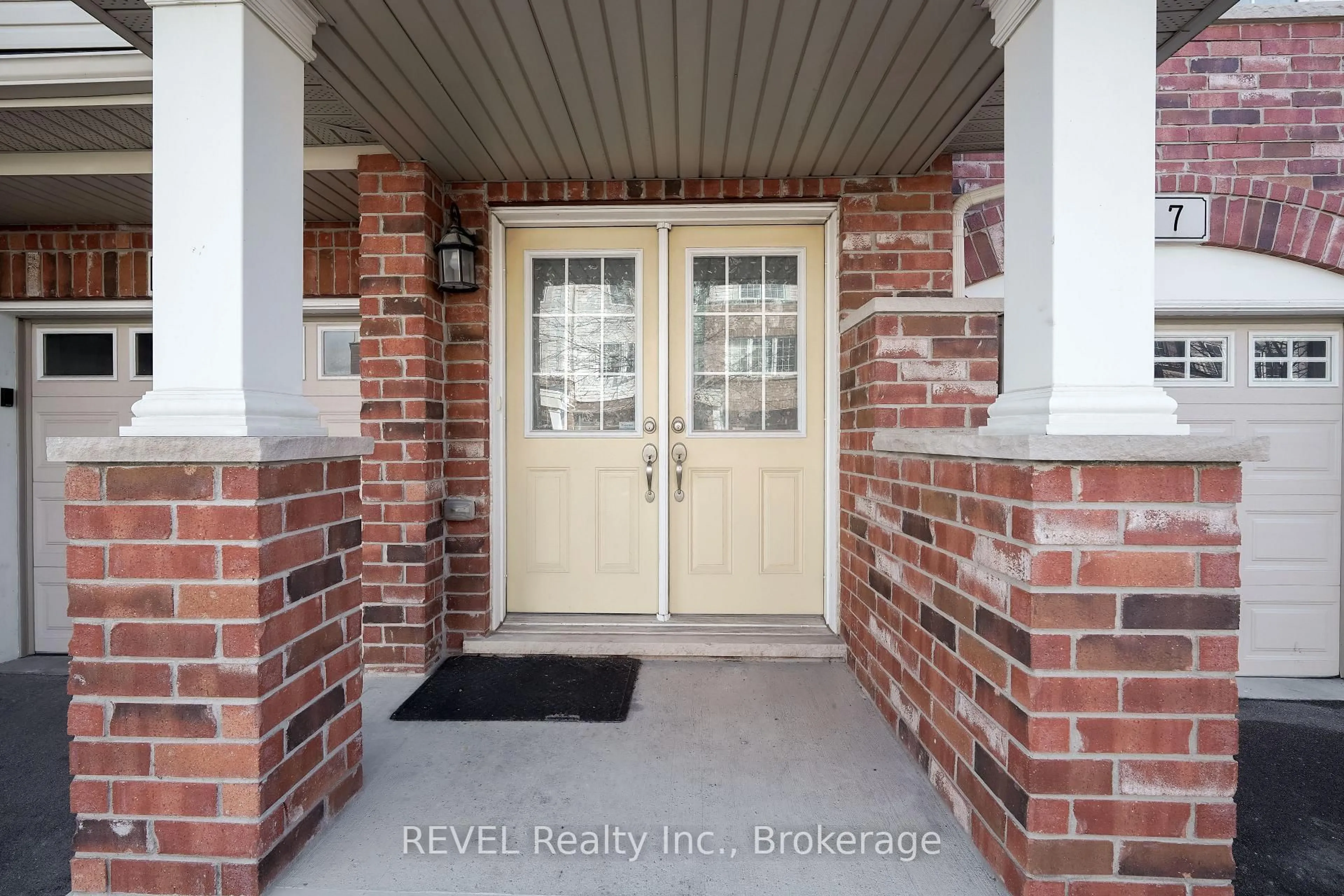 Indoor entryway for 7 DORCHESTER Terr, Hamilton Ontario L8J 0G4