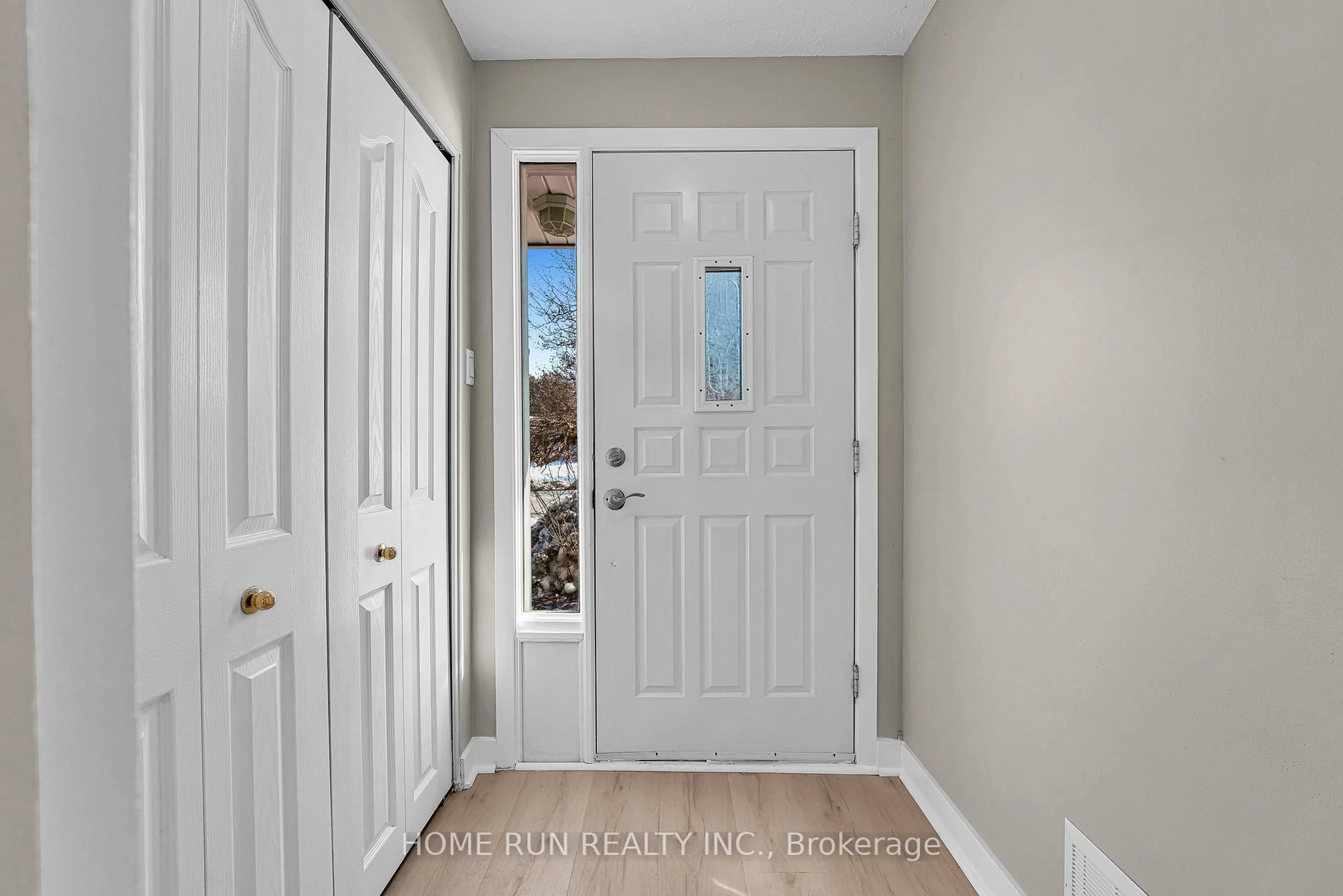 Indoor entryway for 1259 Meadowlands Dr, Ottawa Ontario K2E 6K4