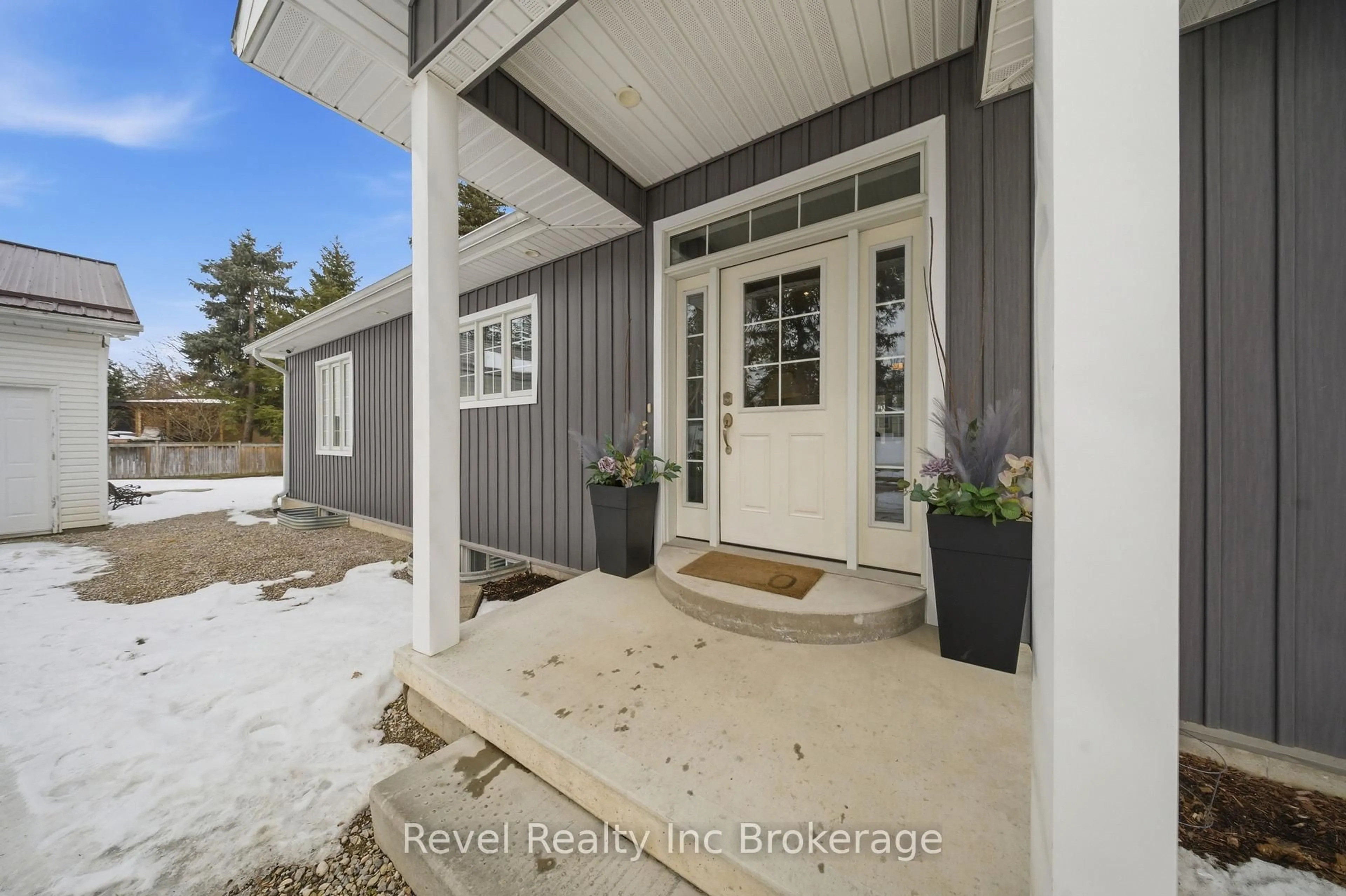 Indoor entryway for 623 Devonshire Ave, Woodstock Ontario N4S 5P9