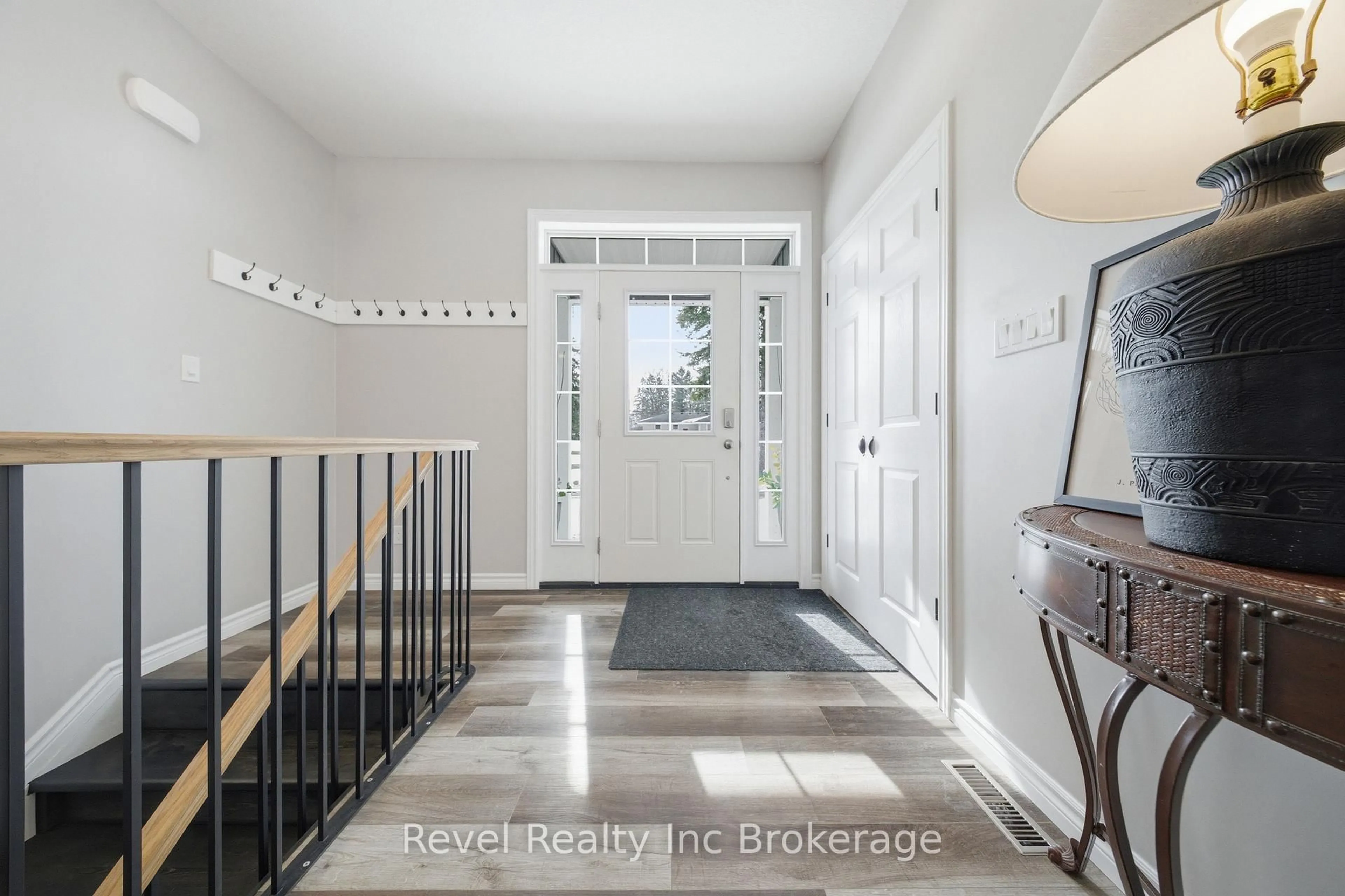 Indoor entryway for 623 Devonshire Ave, Woodstock Ontario N4S 5P9