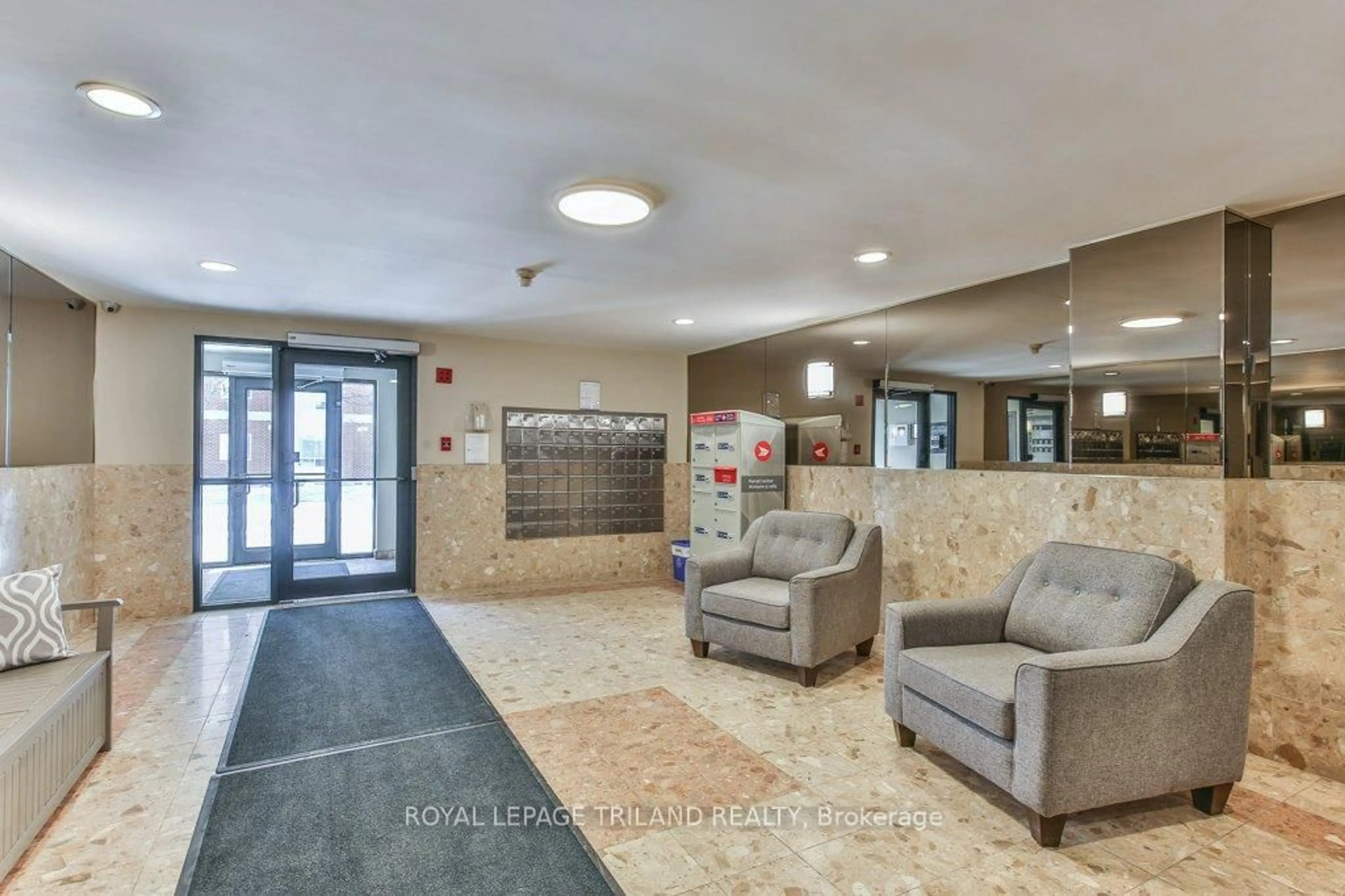 Indoor foyer for 333 COMMISSIONERS Rd #405, London South Ontario N6J 4X7