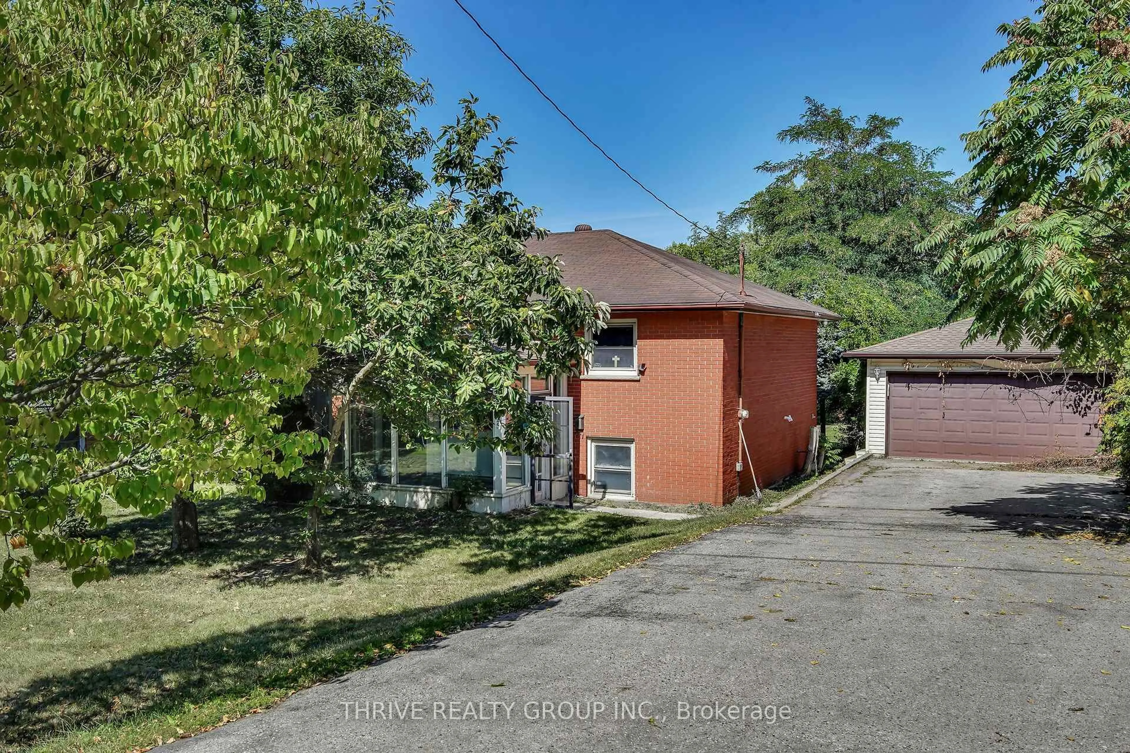 A pic from outside/outdoor area/front of a property/back of a property/a pic from drone, street for 425 Riverside Dr, London North Ontario N6H 2R8