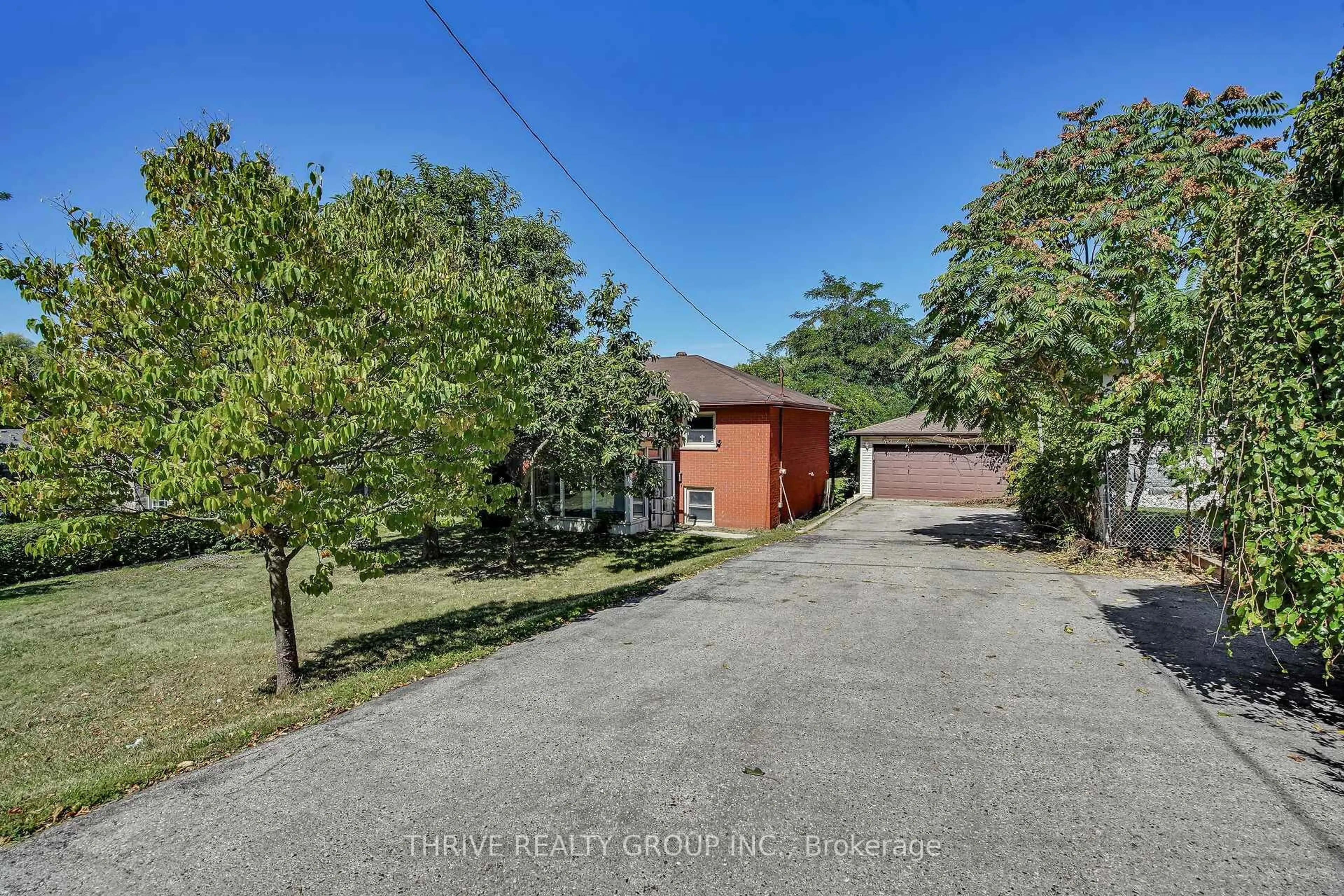 A pic from outside/outdoor area/front of a property/back of a property/a pic from drone, street for 425 Riverside Dr, London North Ontario N6H 2R8