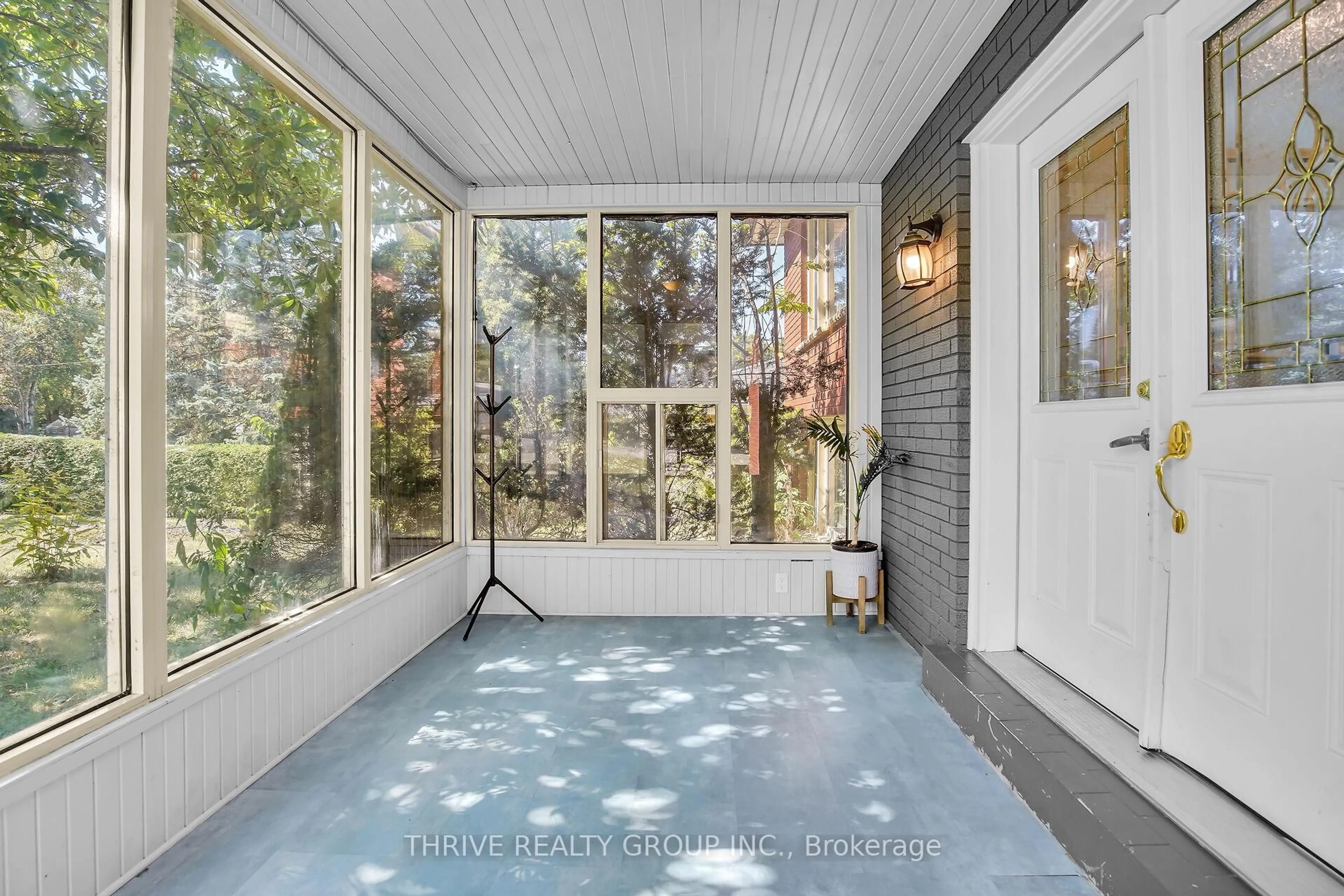 Indoor entryway for 425 Riverside Dr, London North Ontario N6H 2R8