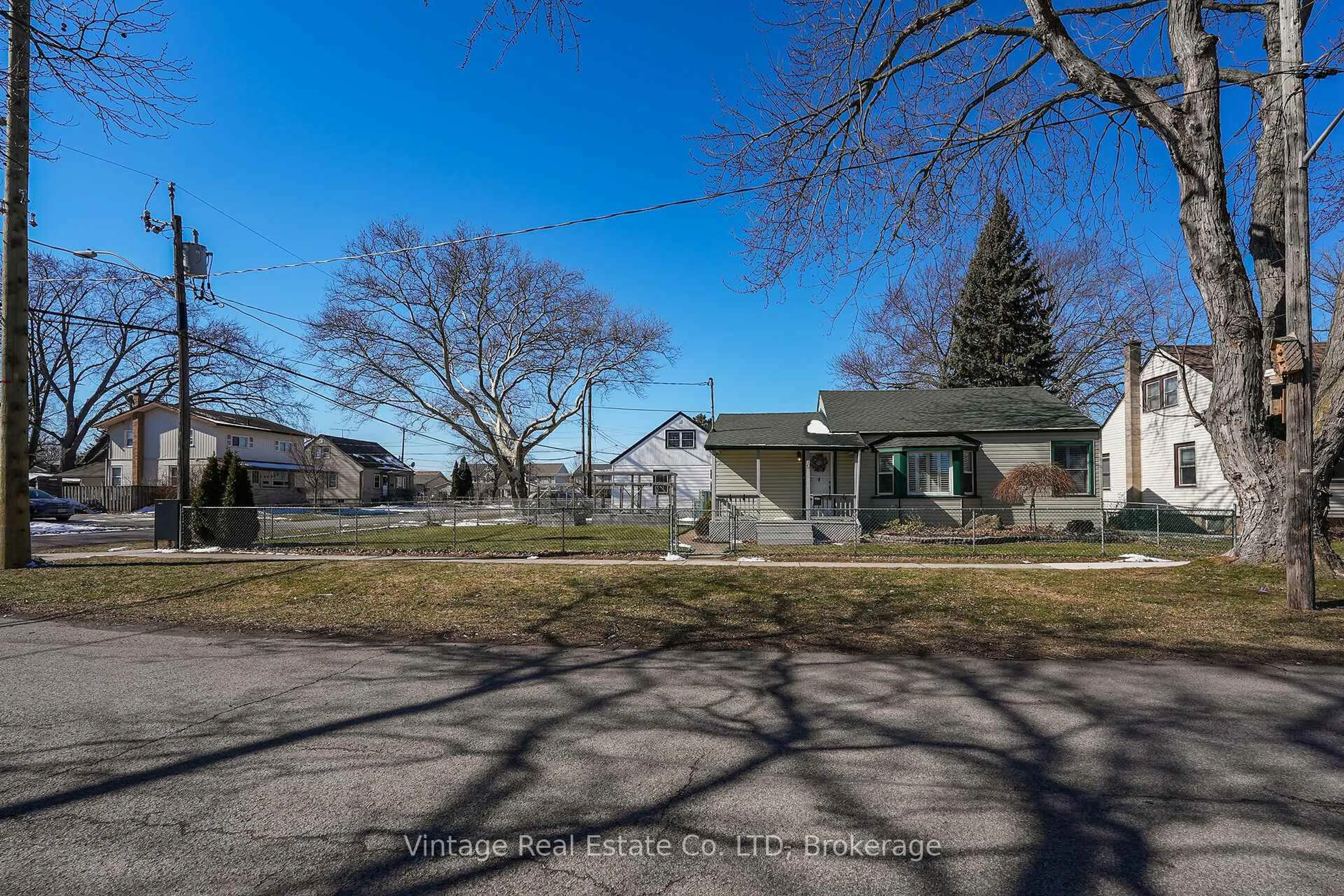 A pic from outside/outdoor area/front of a property/back of a property/a pic from drone, street for 19 Longfellow Ave, St. Catharines Ontario L2R 6N6