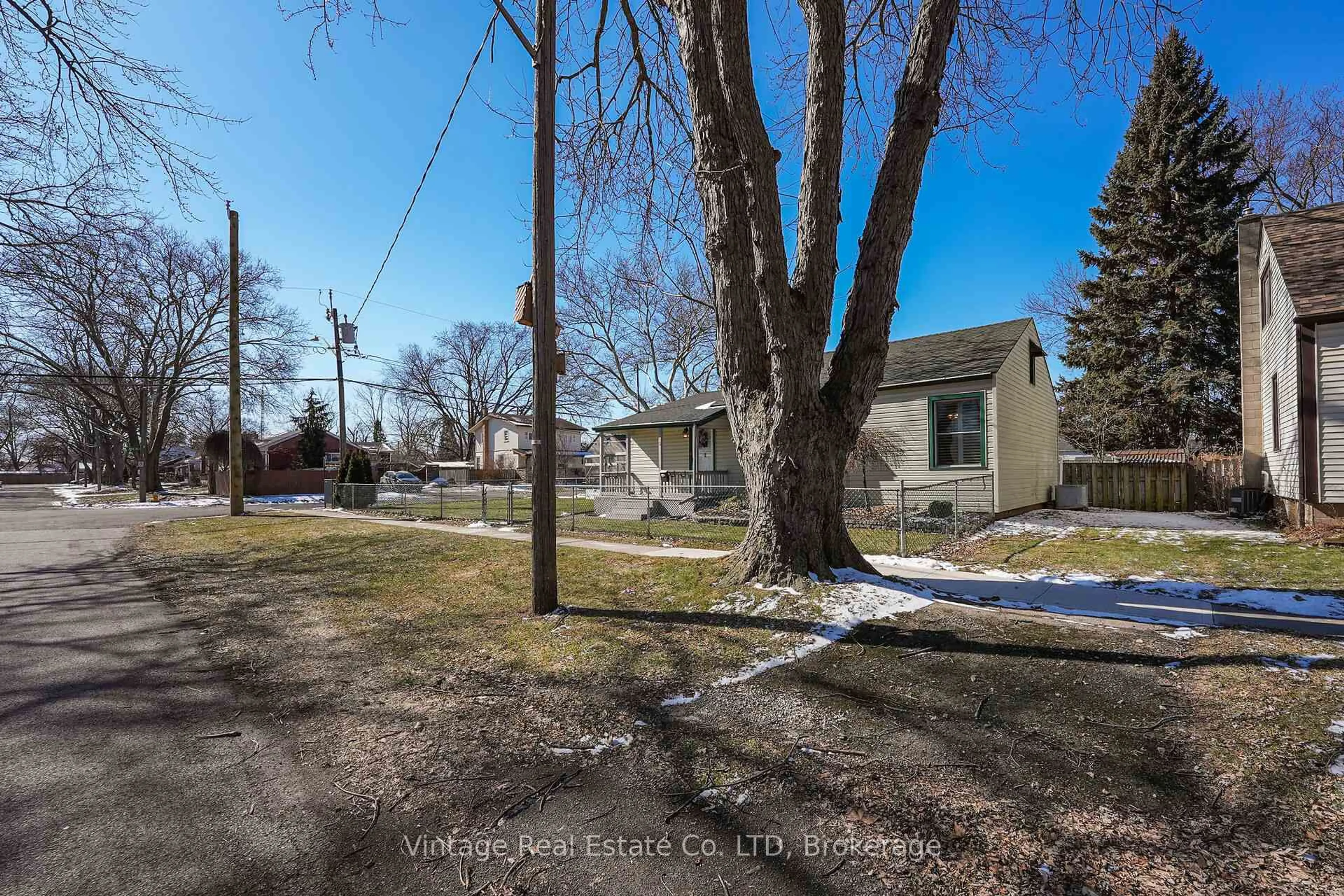 A pic from outside/outdoor area/front of a property/back of a property/a pic from drone, street for 19 Longfellow Ave, St. Catharines Ontario L2R 6N6