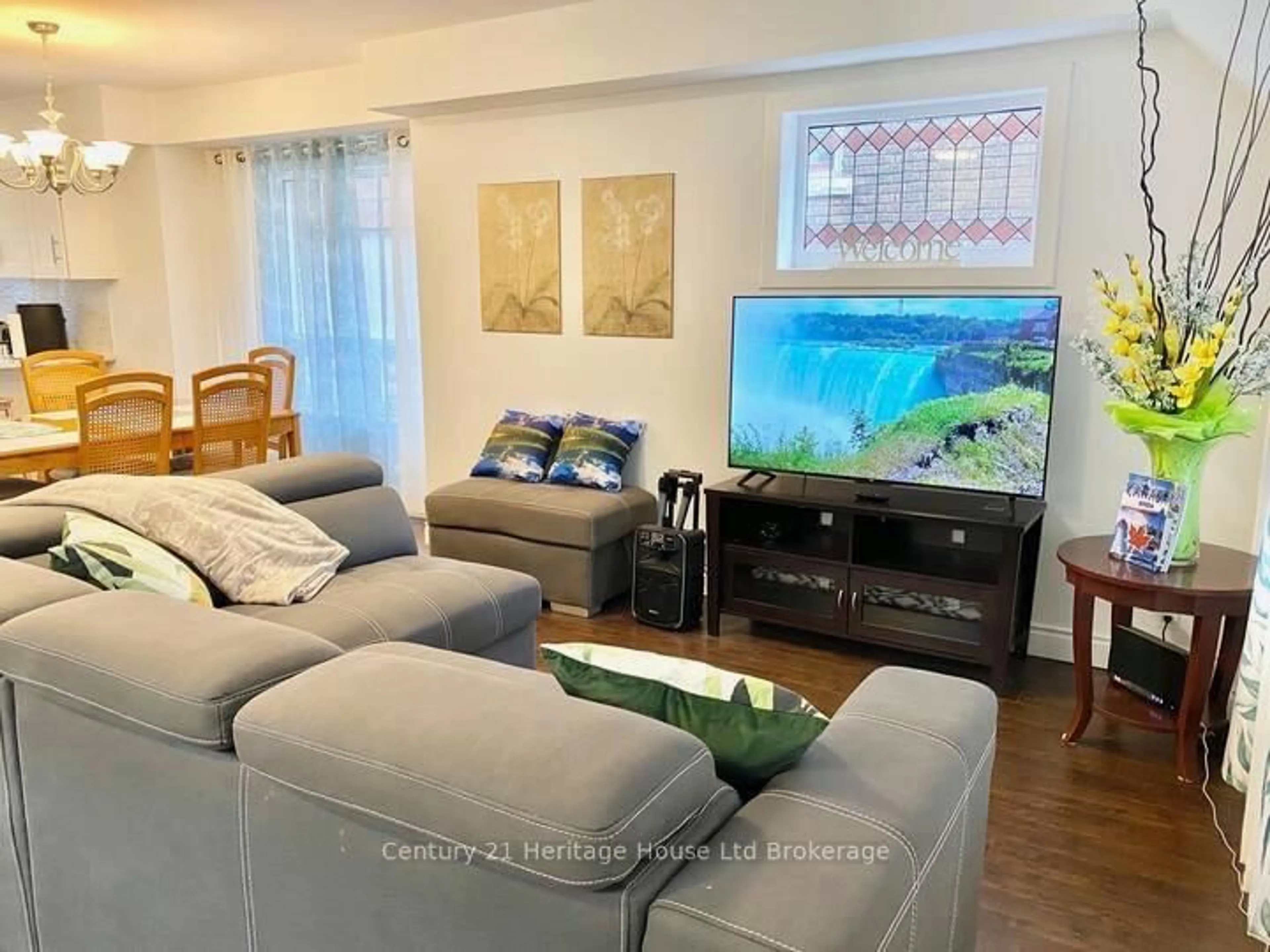 Living room with furniture, unknown for 5138 WILLMOTT St, Niagara Falls Ontario L2E 2A3