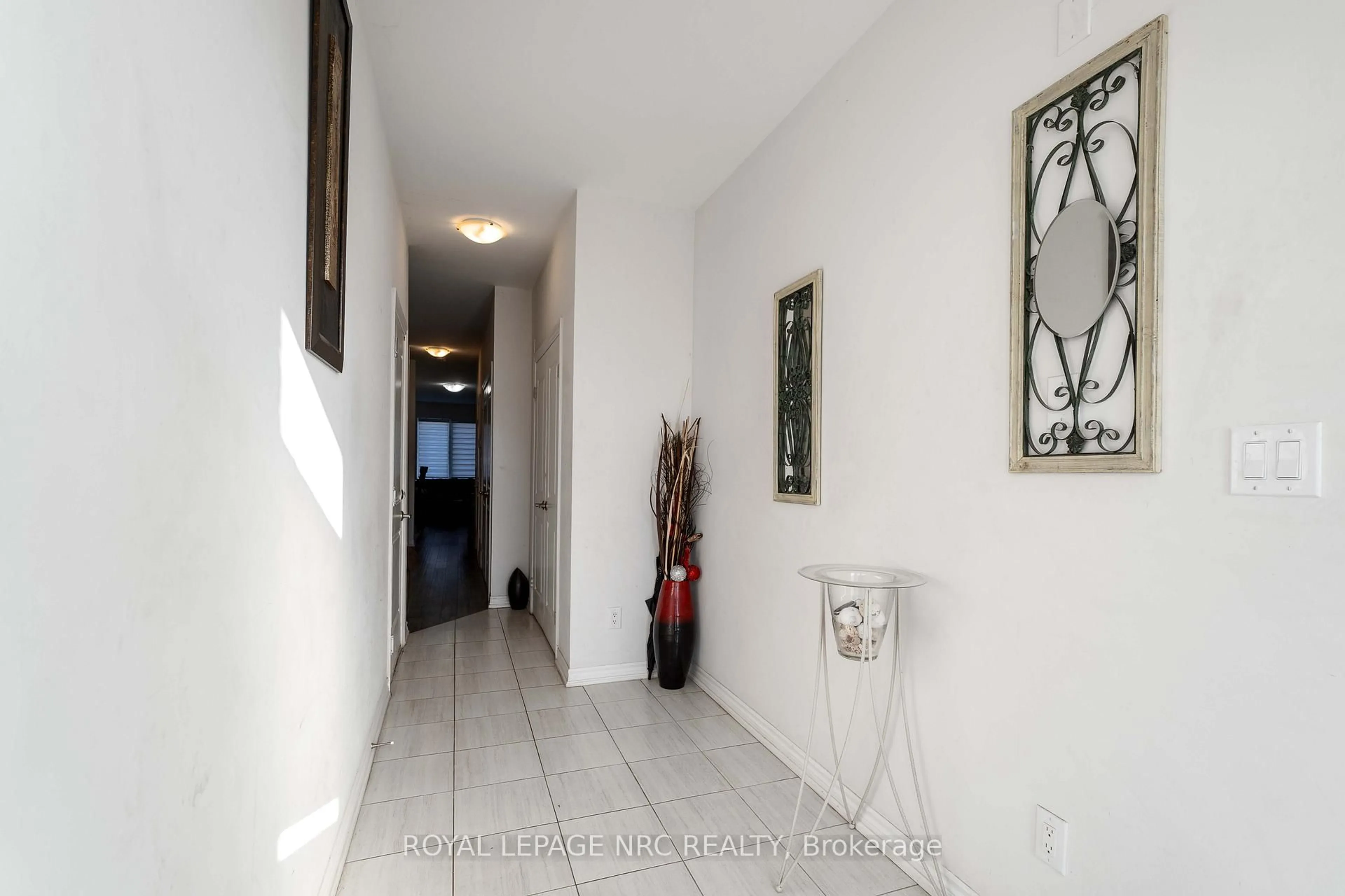 Indoor foyer for 233 Louise St, Welland Ontario L3B 1S9