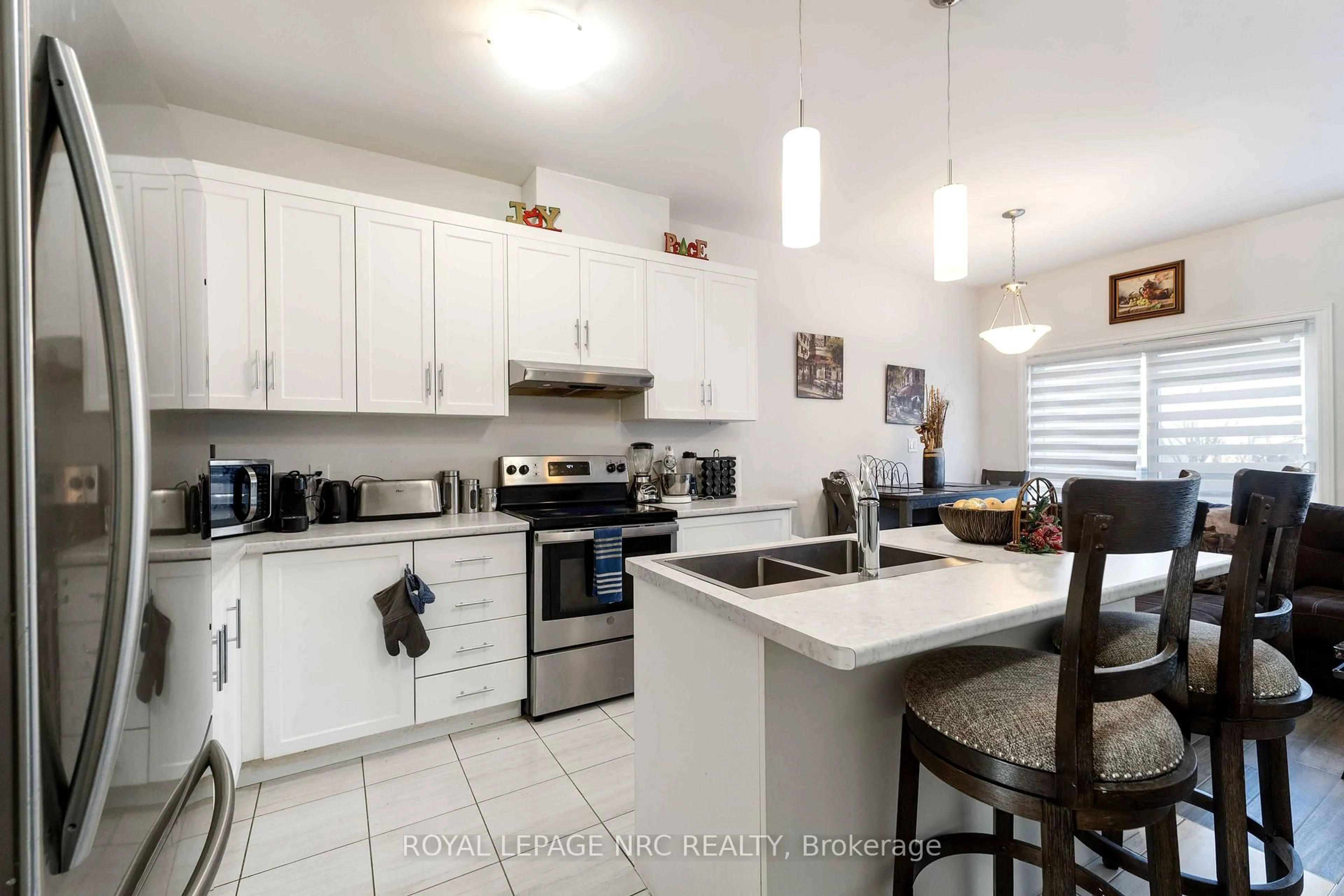 Open concept kitchen, ceramic/tile floor for 233 Louise St, Welland Ontario L3B 1S9