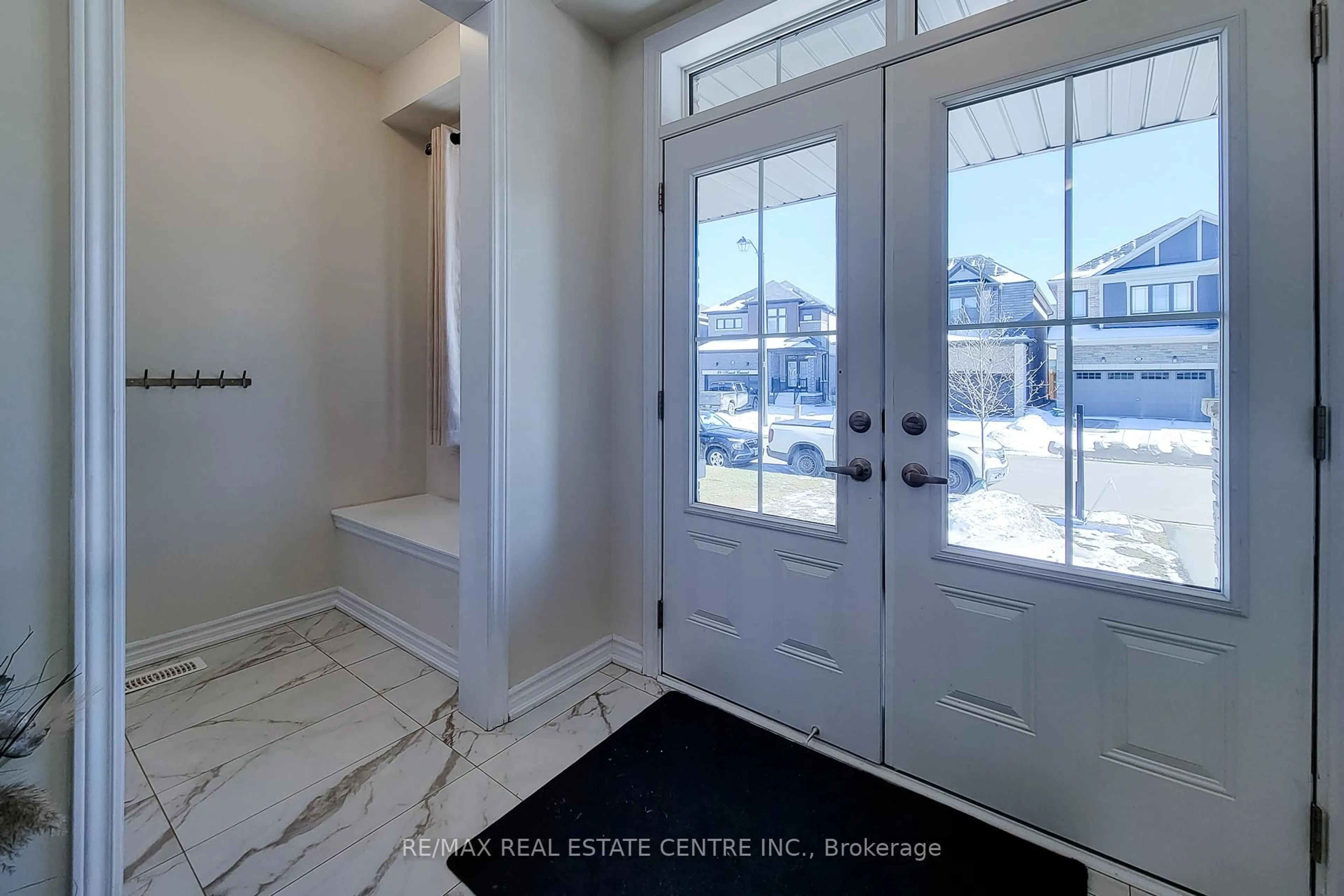 Indoor entryway for 23 Hawick Cres, Haldimand Ontario N3W 0G6