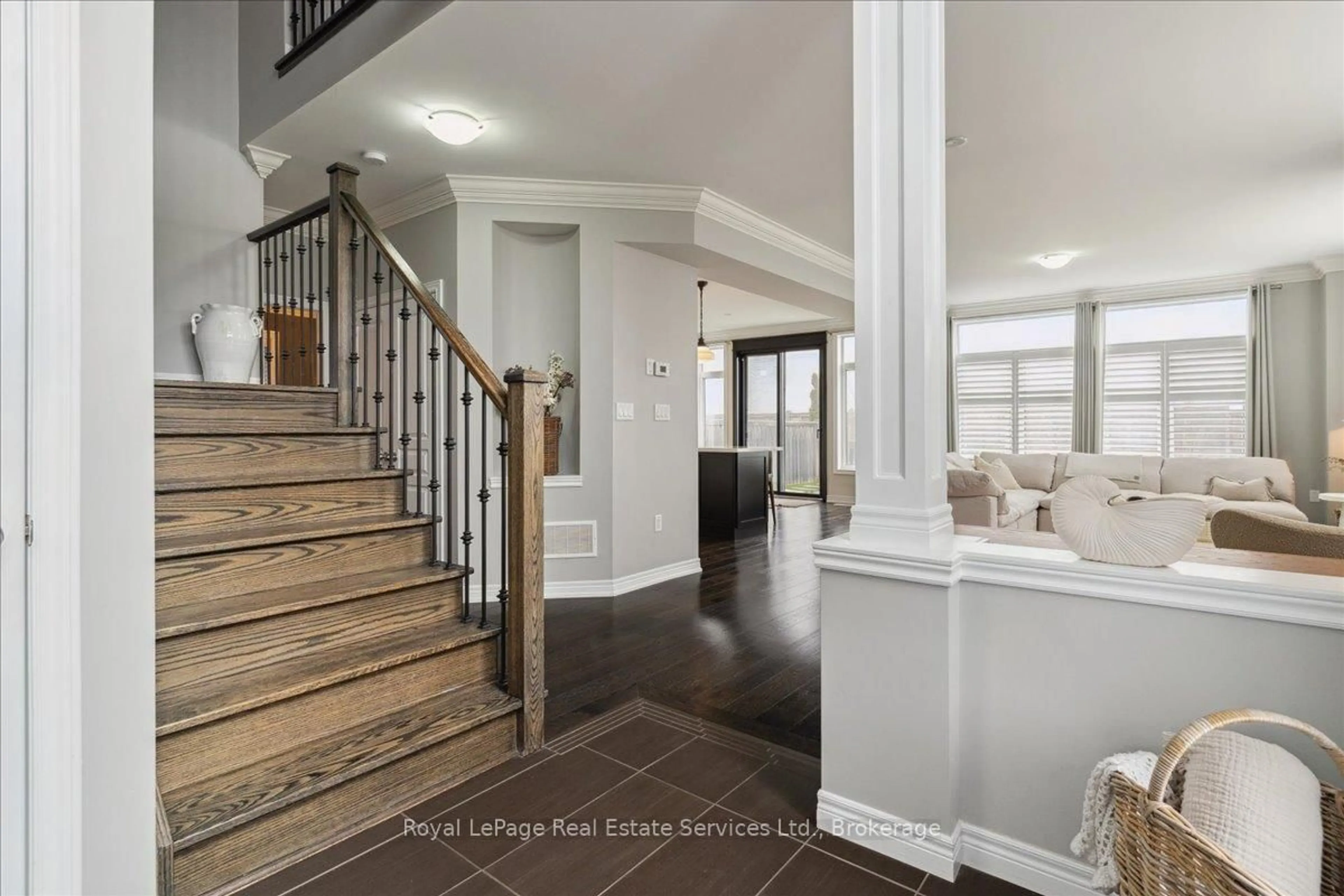 Indoor entryway for 137 Irwin Ave, Hamilton Ontario L9K 0G2