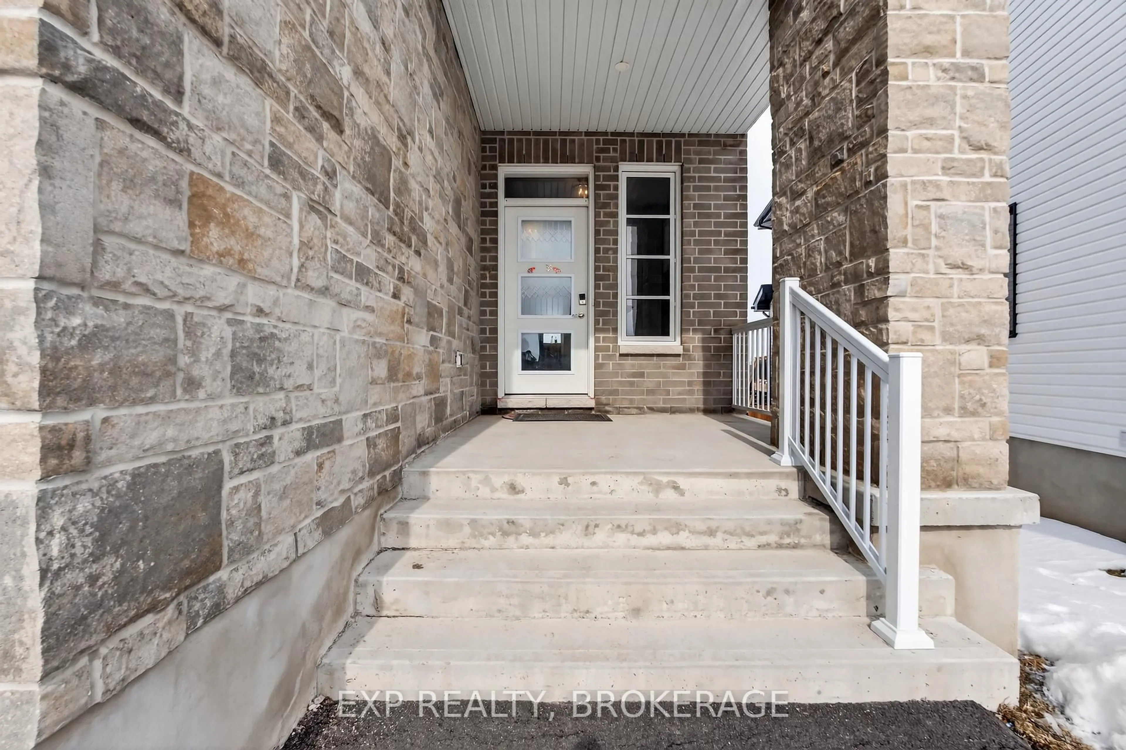 Indoor entryway for 9 ERIE Crt, Loyalist Ontario K7N 0E3