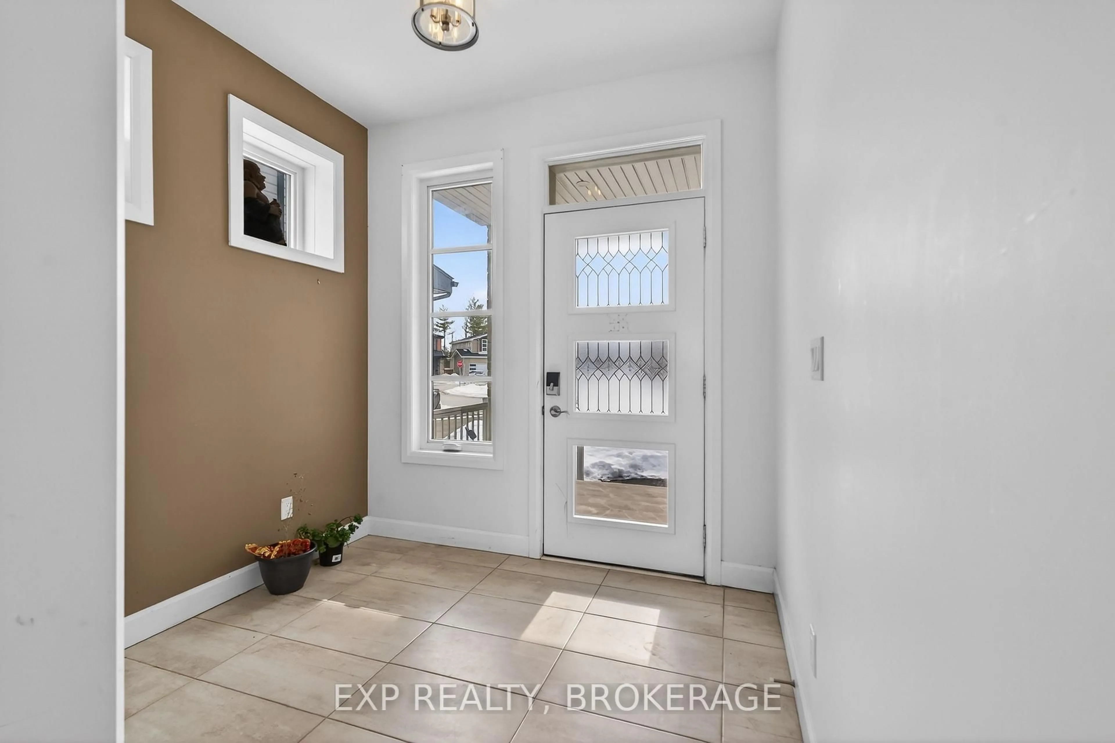 Indoor entryway for 9 ERIE Crt, Loyalist Ontario K7N 0E3