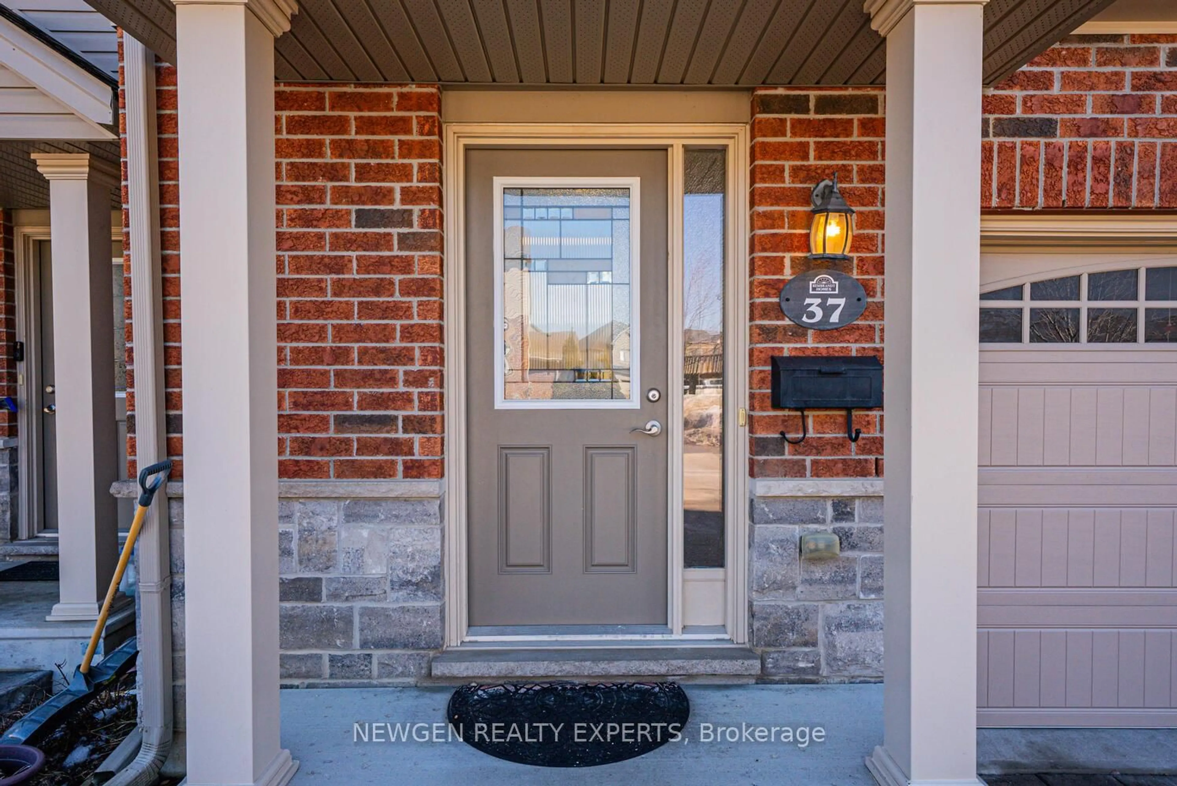Indoor entryway for 3399 CASTLE ROCK Pl #37, London South Ontario N5L 0C8