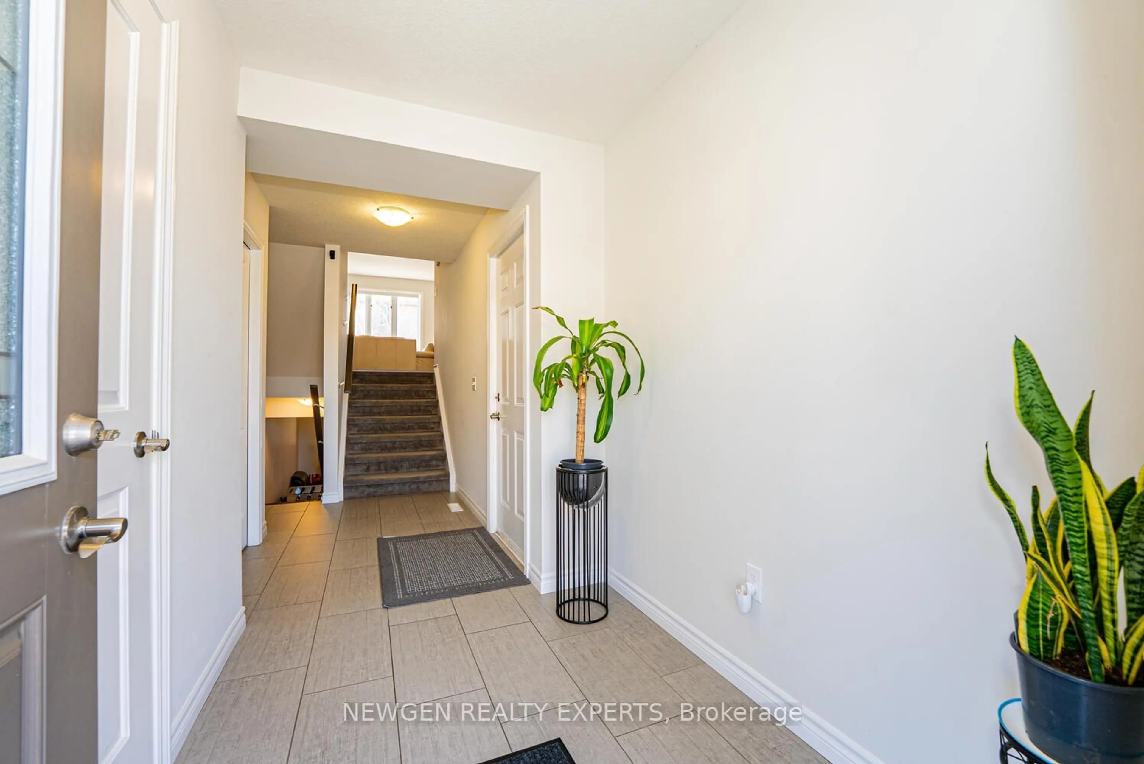 Indoor entryway for 3399 CASTLE ROCK Pl #37, London South Ontario N5L 0C8