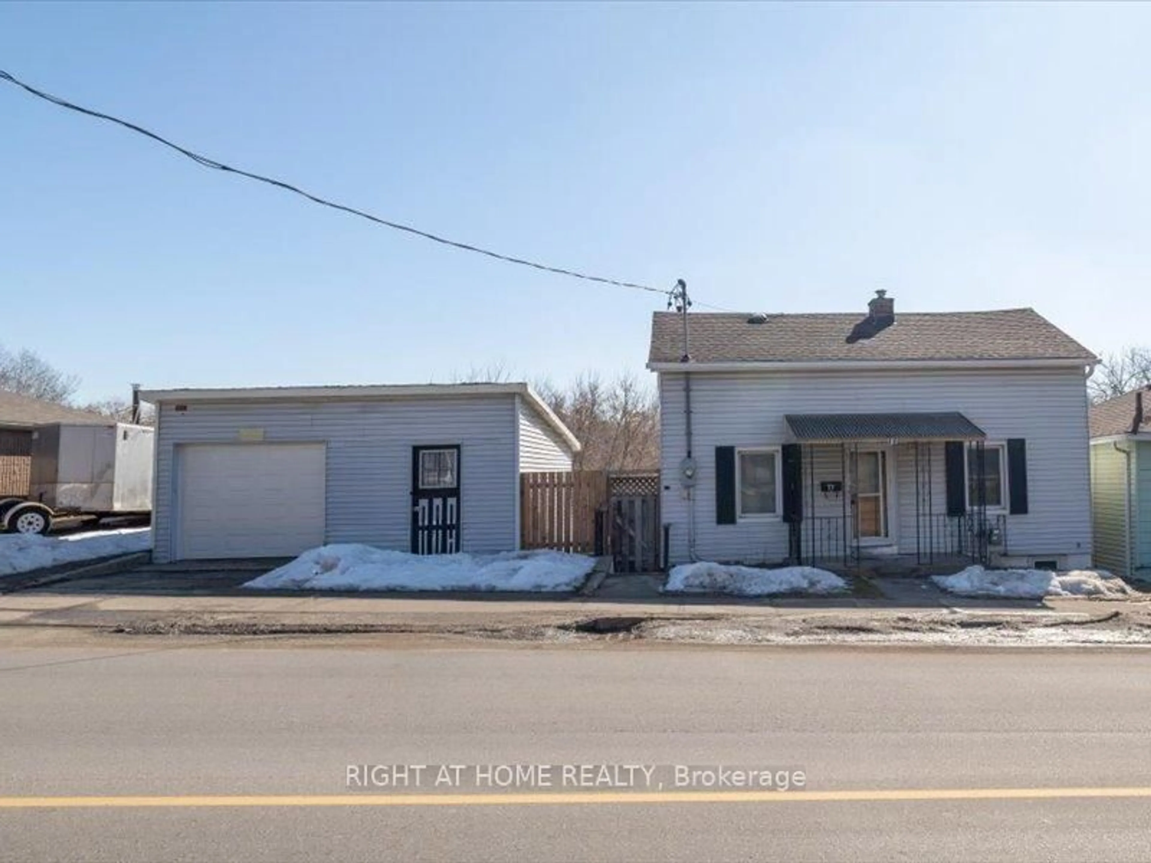 A pic from outside/outdoor area/front of a property/back of a property/a pic from drone, street for 77 Beverly St, Cambridge Ontario N1R 3Z6