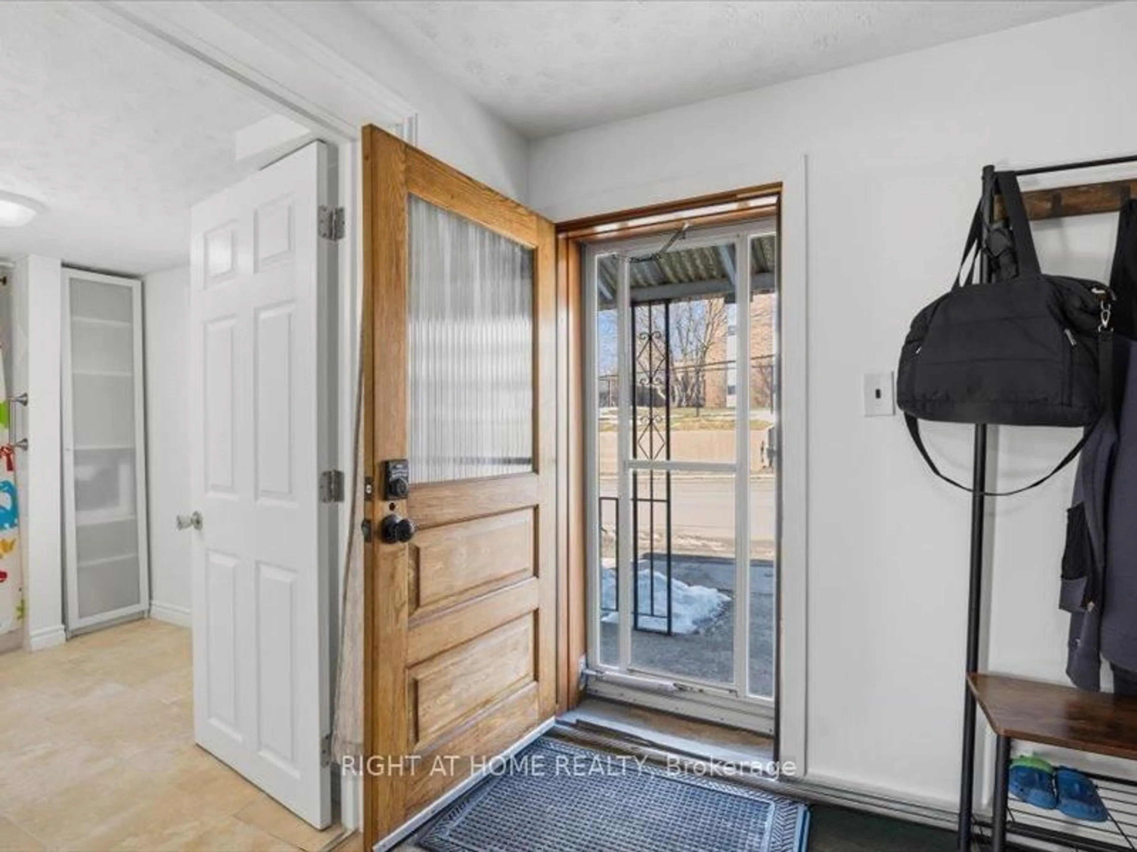 Indoor entryway for 77 Beverly St, Cambridge Ontario N1R 3Z6