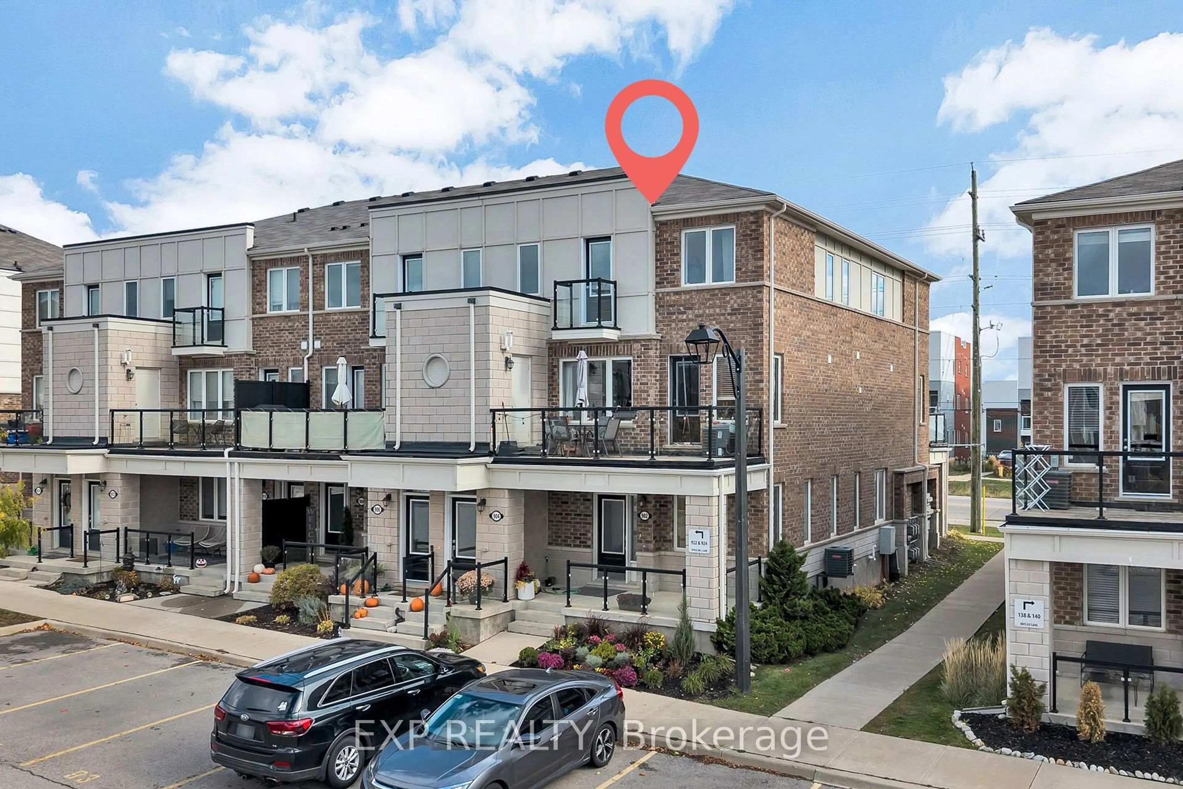 A pic from outside/outdoor area/front of a property/back of a property/a pic from drone, street for 904 Apple Hill Lane, Kitchener Ontario N2R 1P6