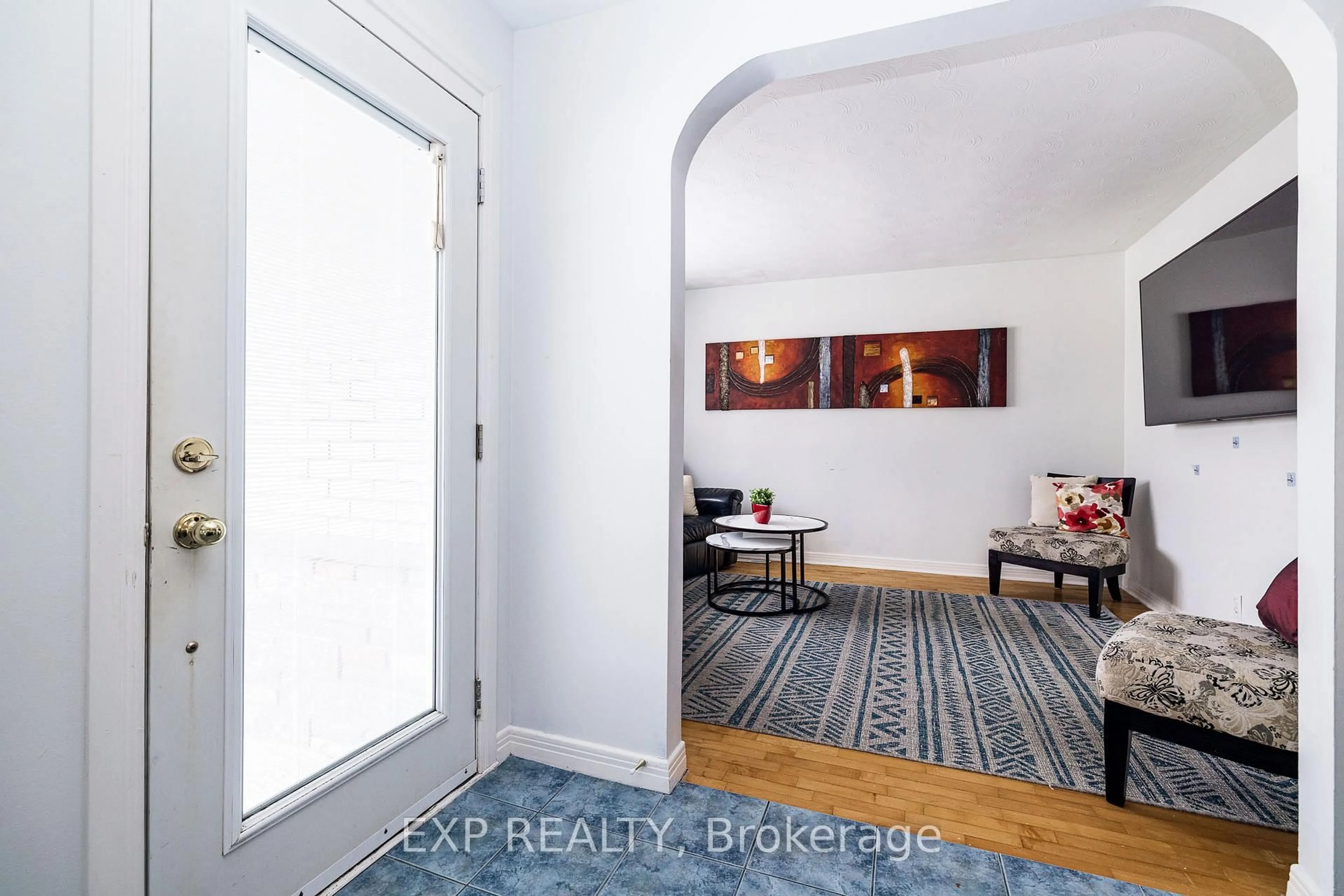 Indoor entryway for 1052 Notre Dame St, Russell Ontario K0A 1W1