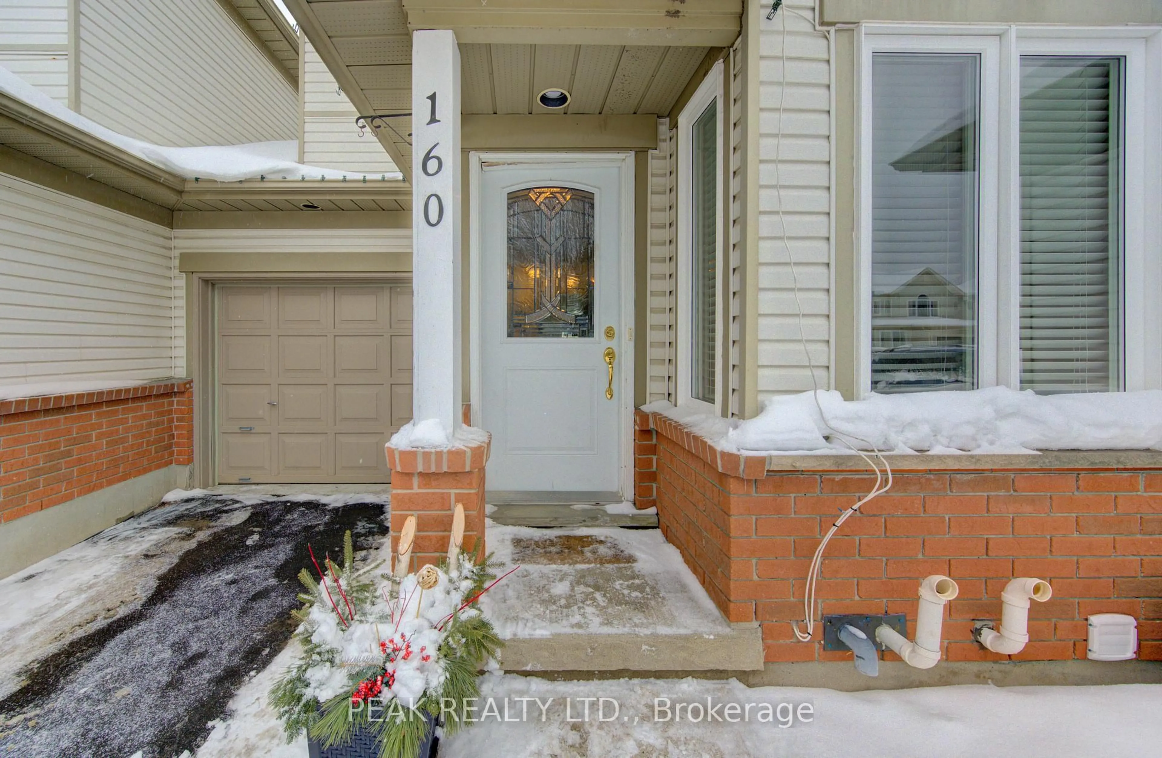 Indoor entryway for 160 Shadow Wood Crt, Waterloo Ontario N2K 3W4
