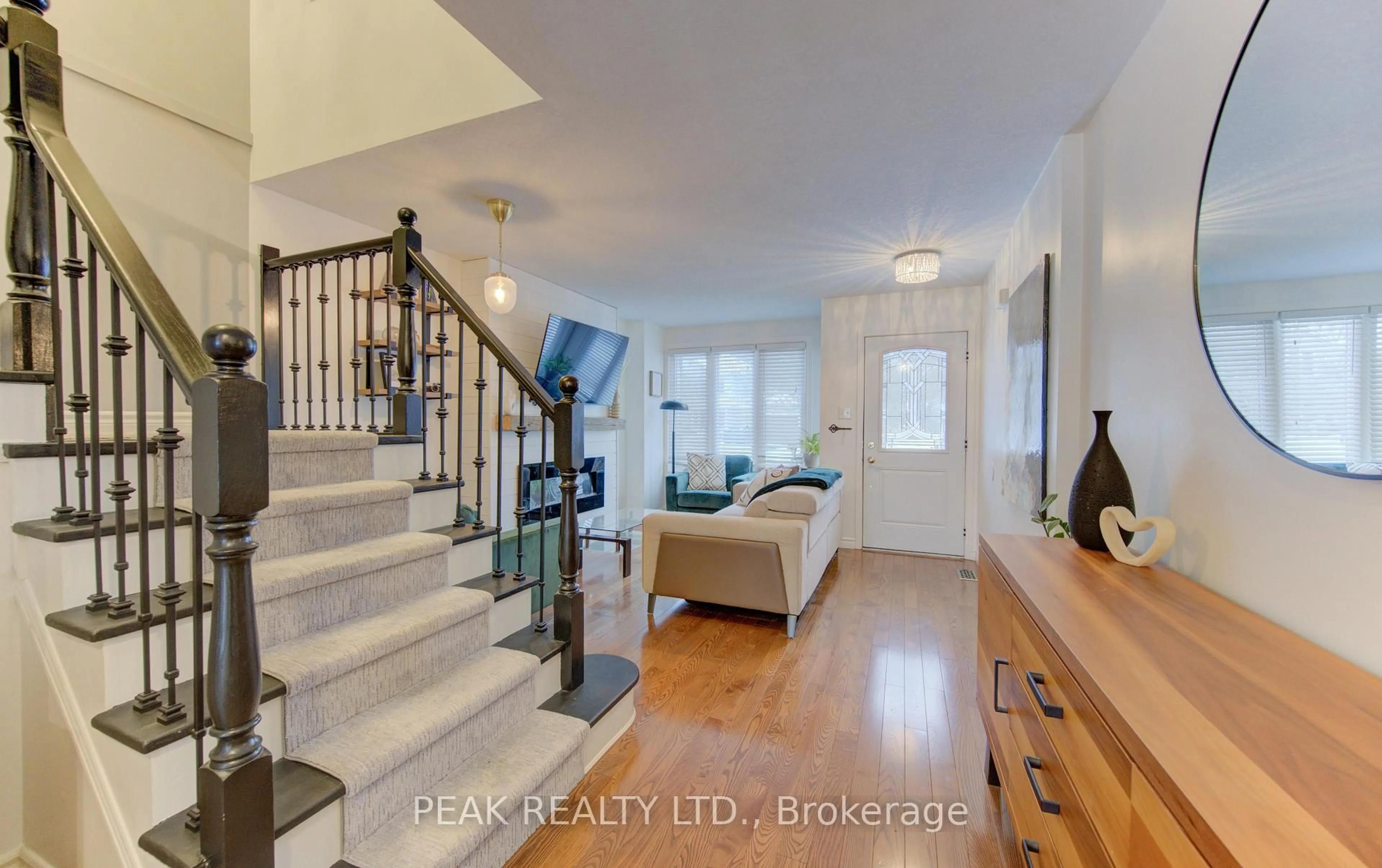 Indoor entryway for 160 Shadow Wood Crt, Waterloo Ontario N2K 3W4