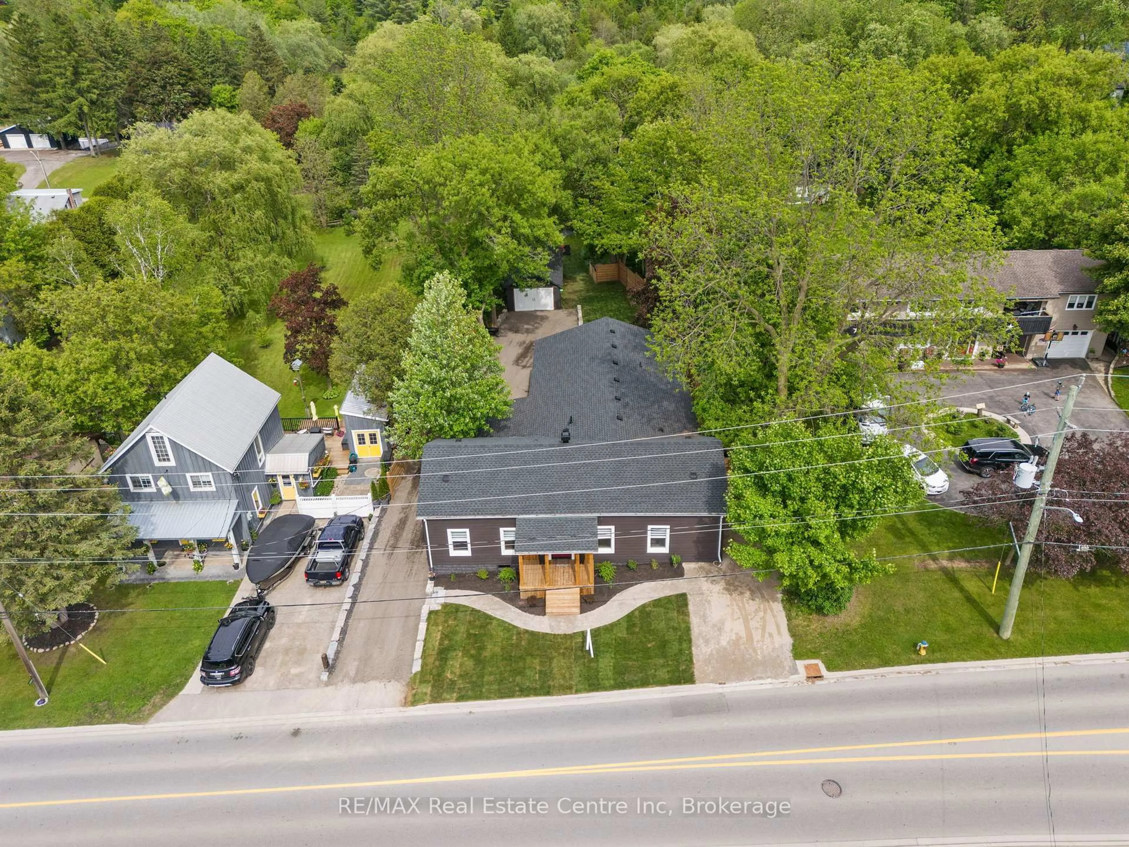 A pic from outside/outdoor area/front of a property/back of a property/a pic from drone, street for 1283 Swan St, North Dumfries Ontario N0B 1E0