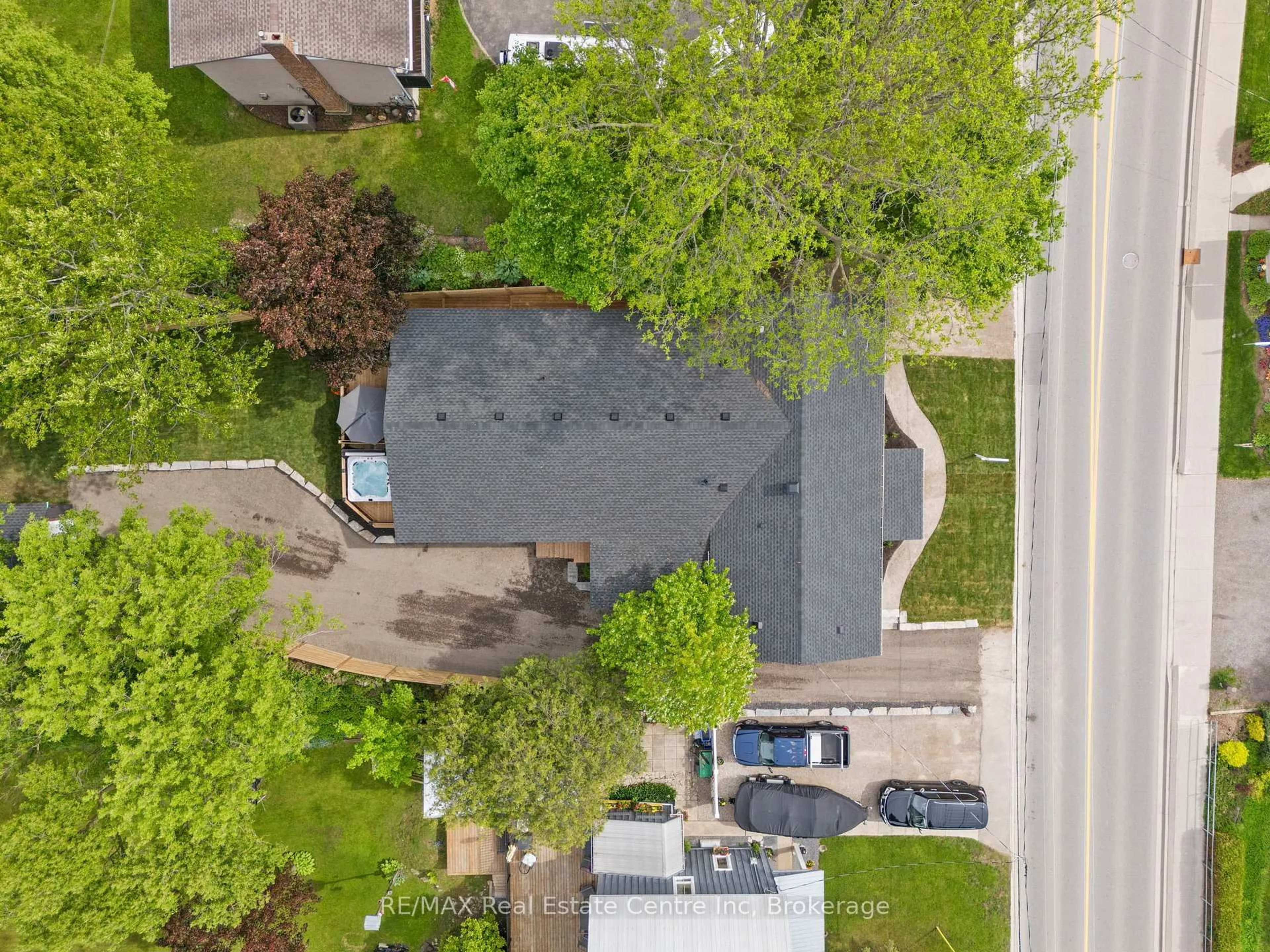 A pic from outside/outdoor area/front of a property/back of a property/a pic from drone, street for 1283 Swan St, North Dumfries Ontario N0B 1E0