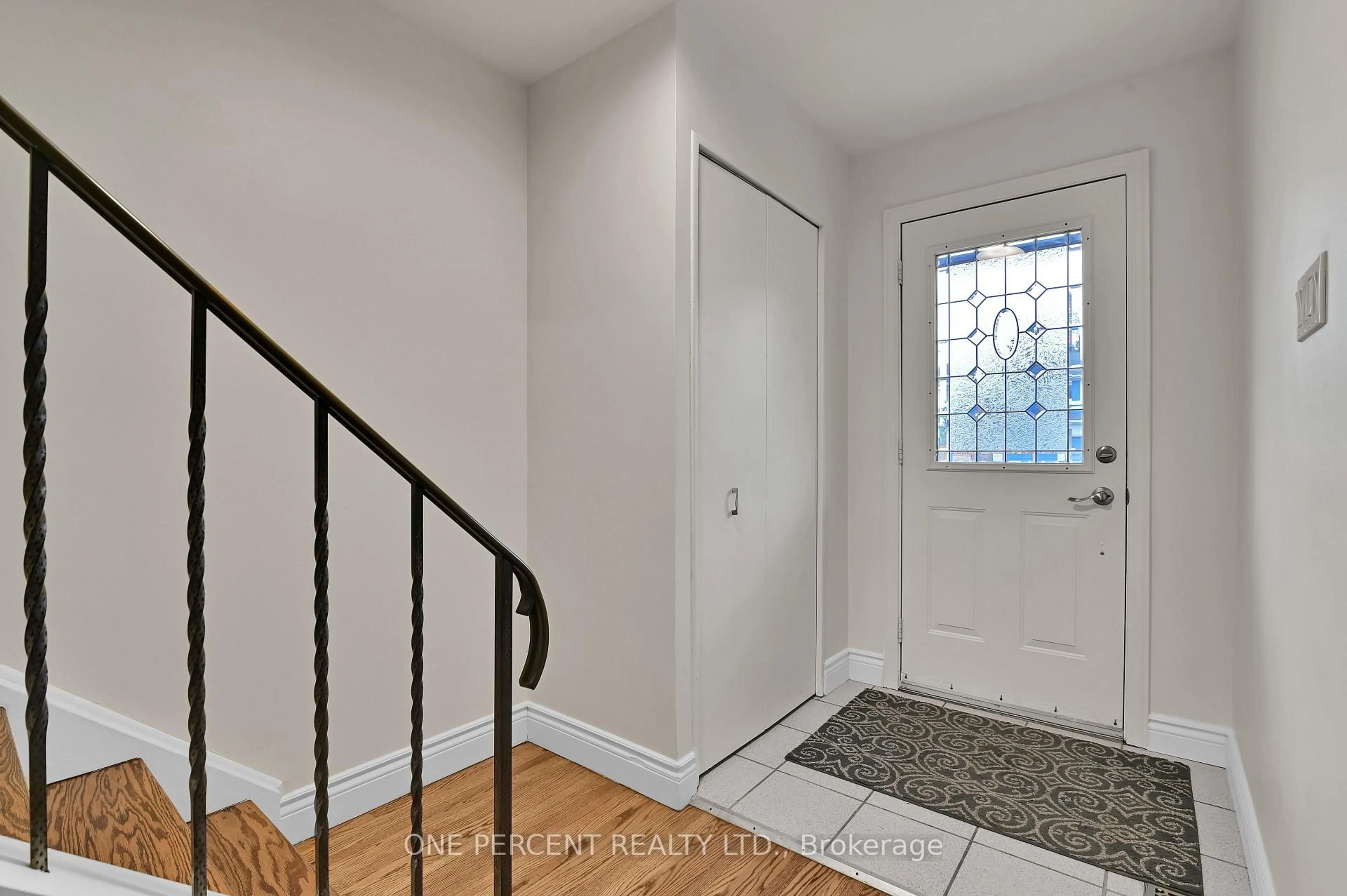 Indoor entryway for 5 Parkridge Cres, Ottawa Ontario K1B 3E6