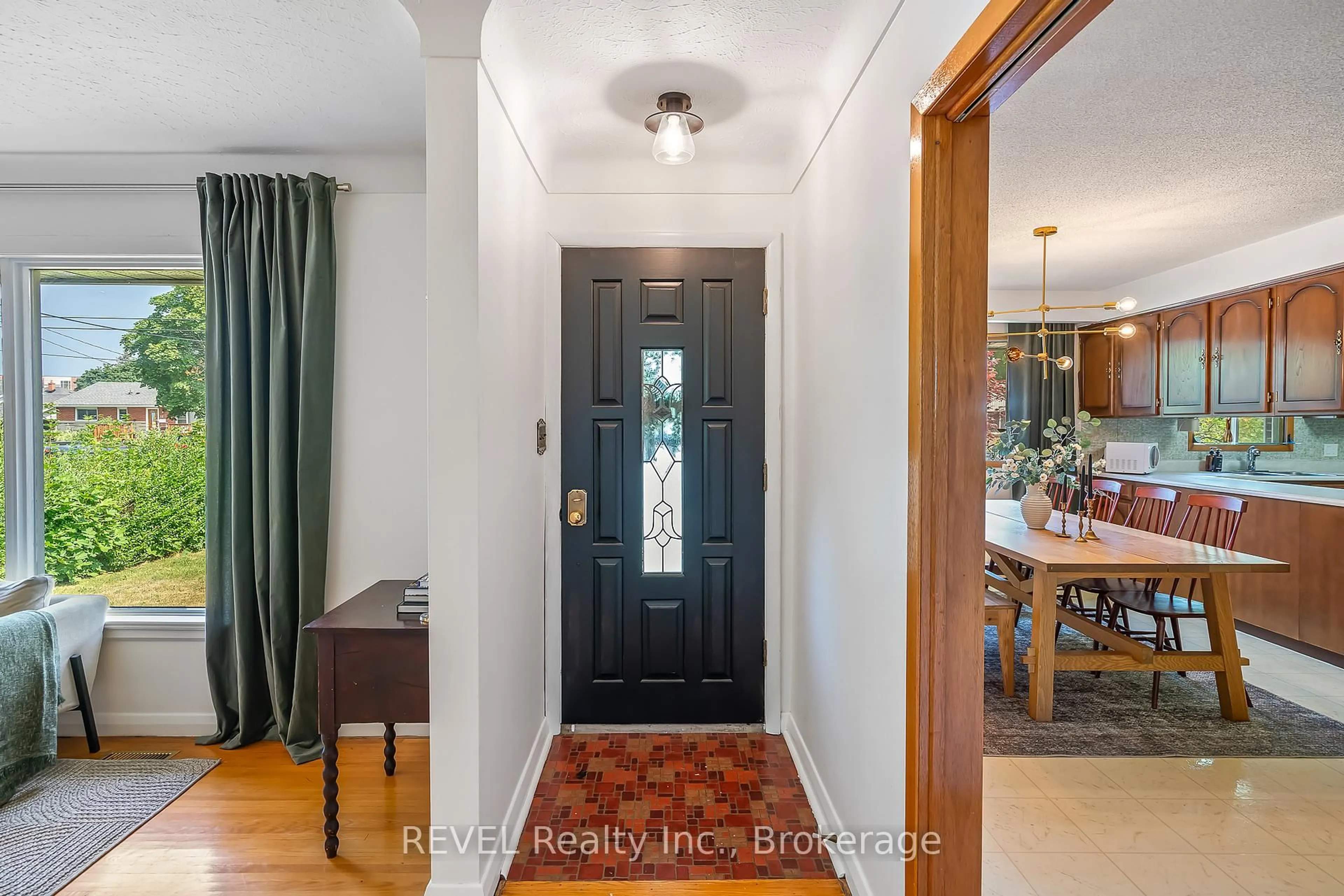 Indoor entryway for 18 Broadmore Ave, St. Catharines Ontario L2M 6A5