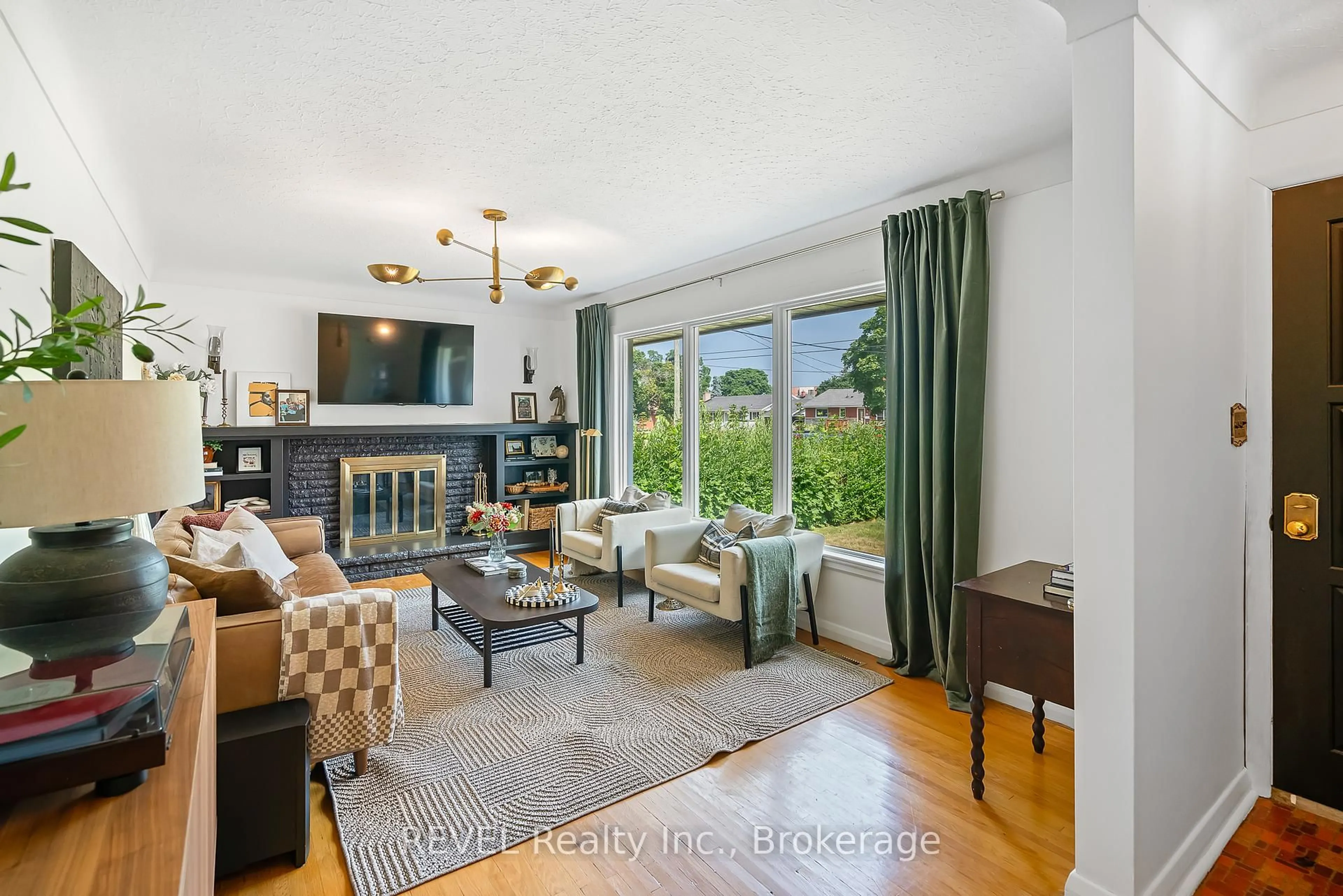 Living room with furniture, unknown for 18 Broadmore Ave, St. Catharines Ontario L2M 6A5