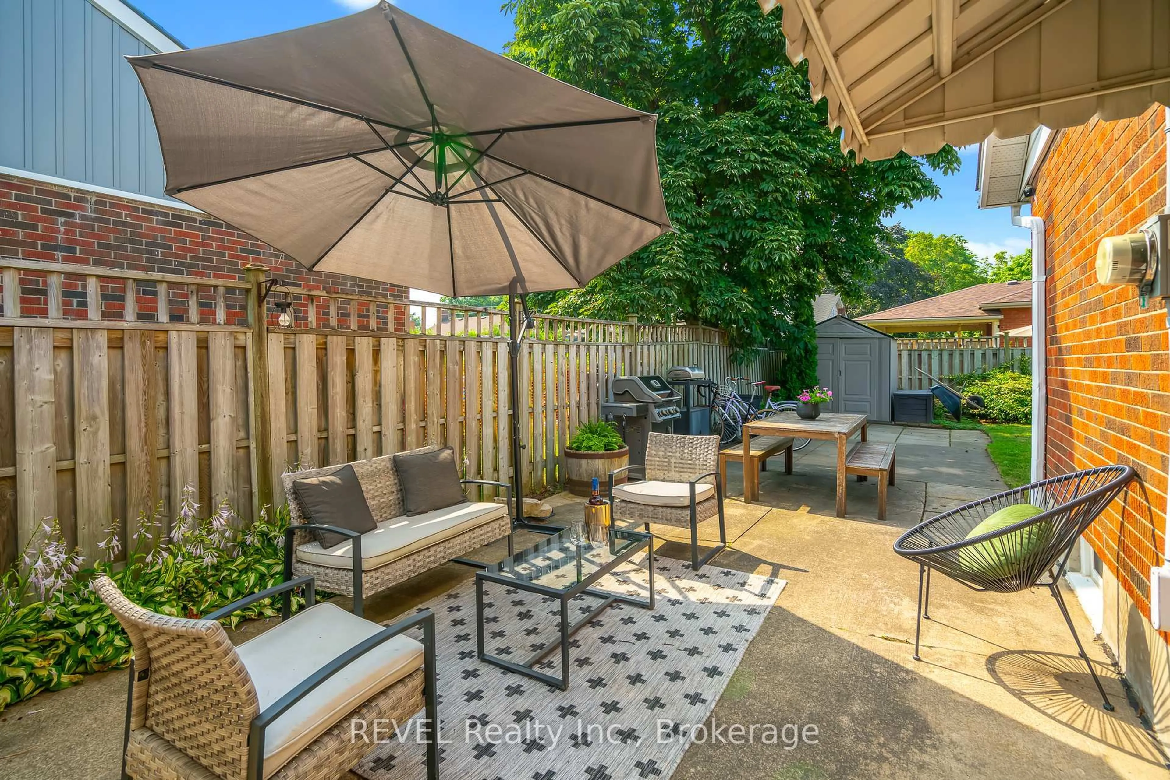 Patio, street for 18 Broadmore Ave, St. Catharines Ontario L2M 6A5