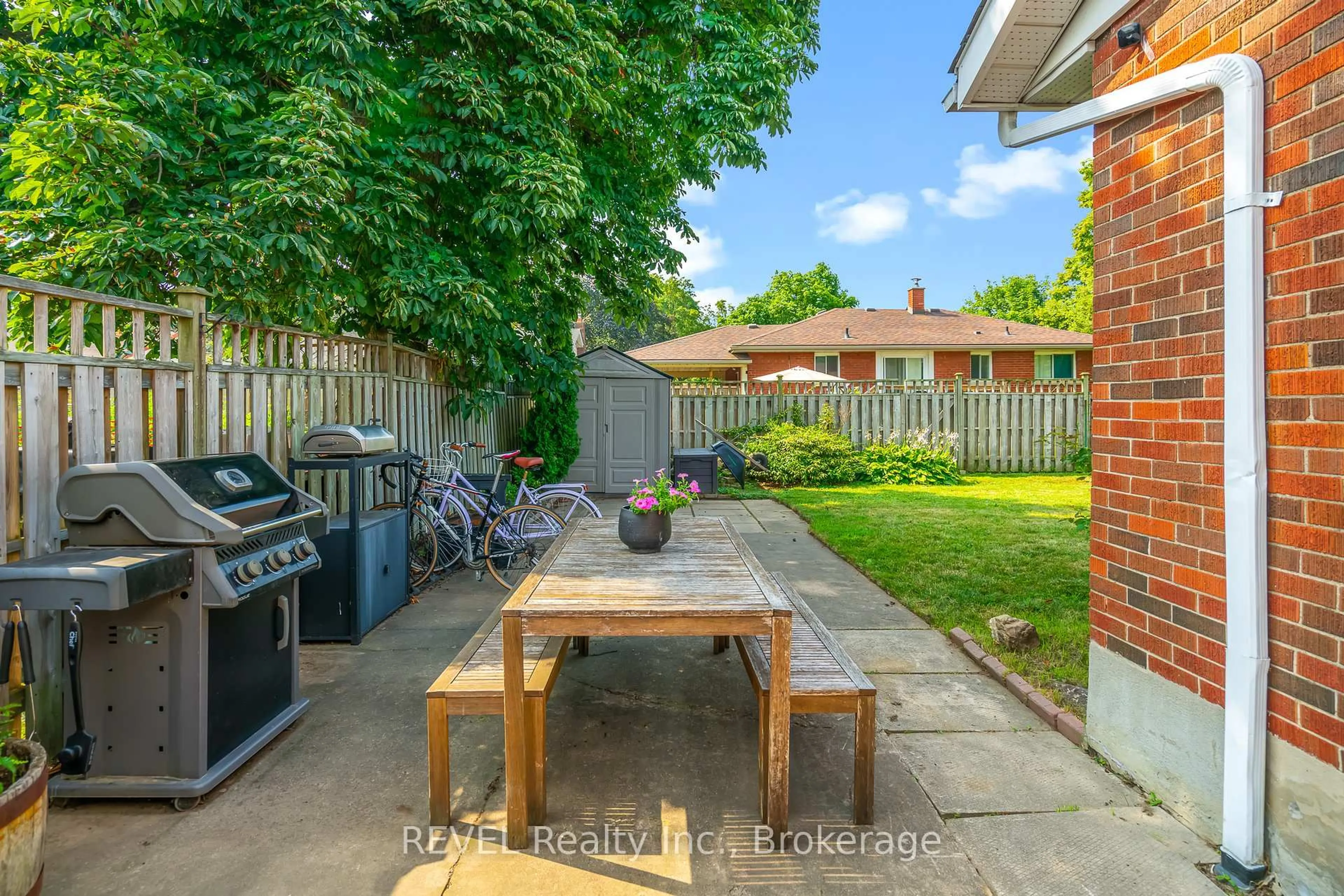 Patio, street for 18 Broadmore Ave, St. Catharines Ontario L2M 6A5
