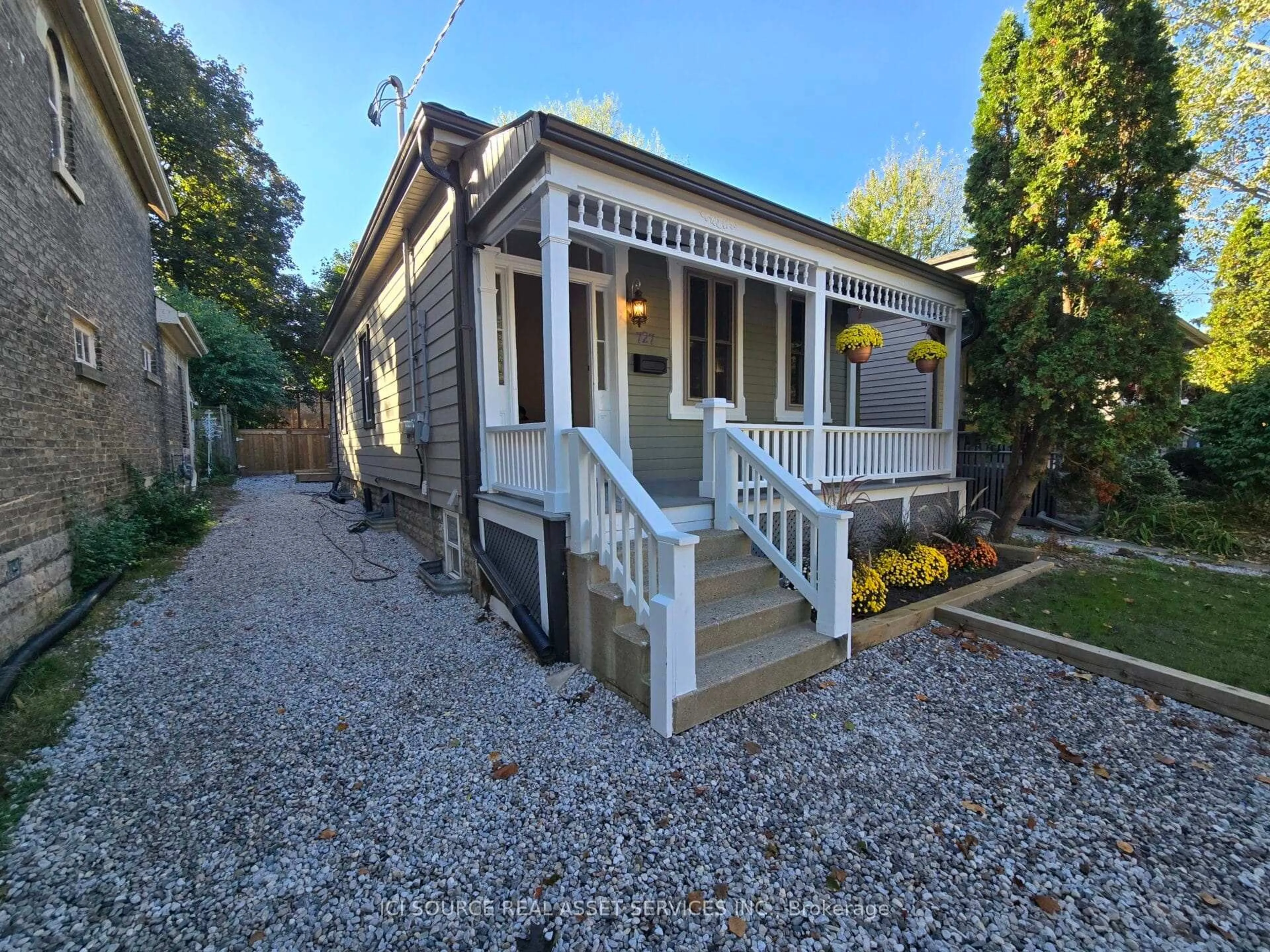 Unknown for 727 Queens Ave, London East Ontario N5W 3H4