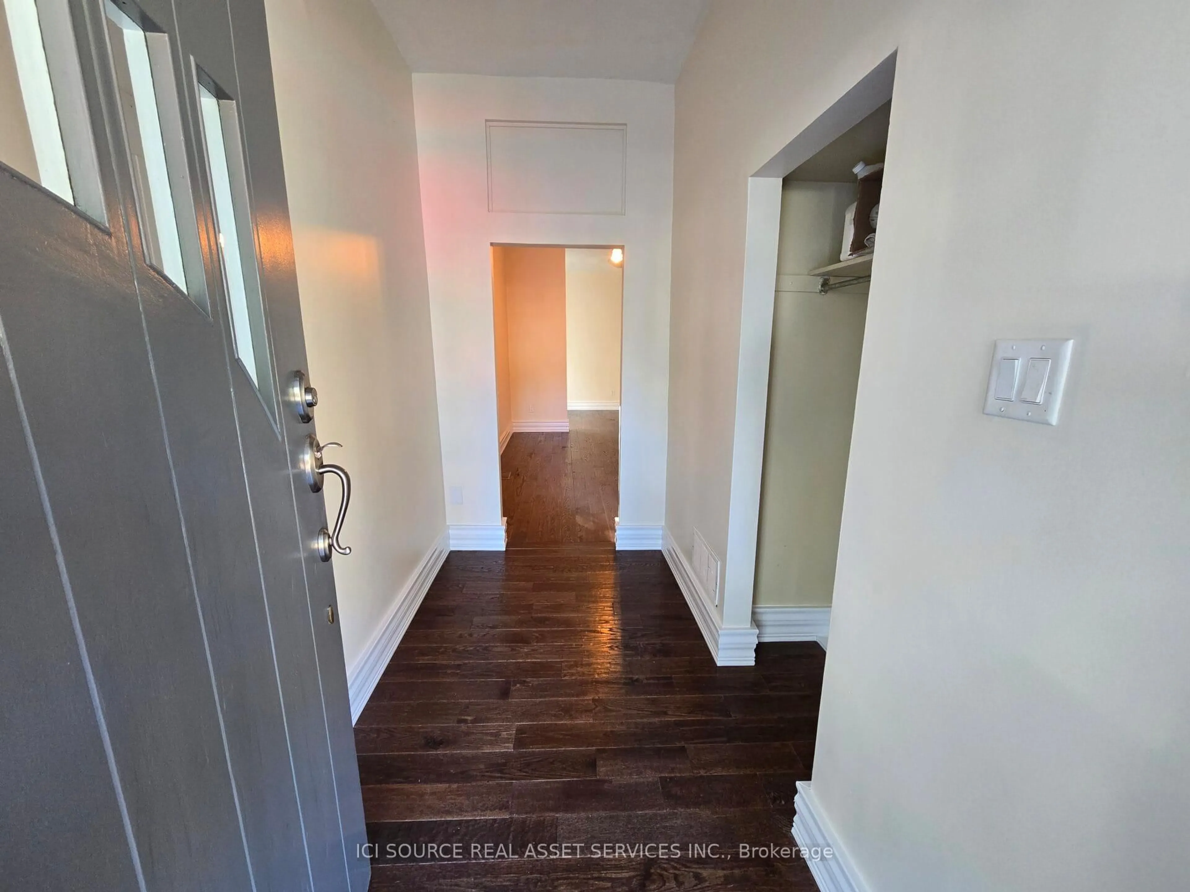 Indoor entryway for 727 Queens Ave, London East Ontario N5W 3H4