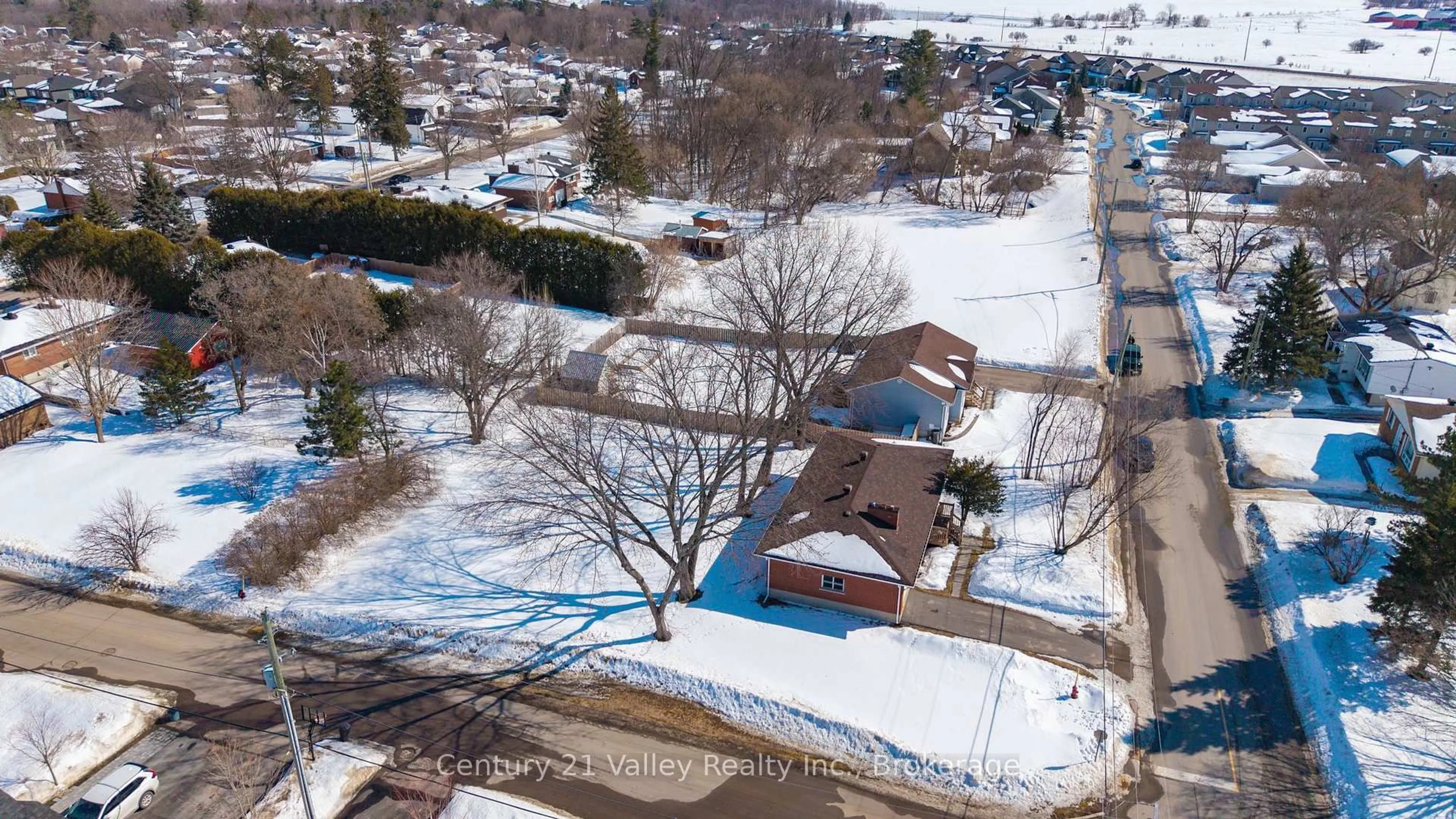 A pic from outside/outdoor area/front of a property/back of a property/a pic from drone, street for 104 Arthur St, Arnprior Ontario K7S 1A4