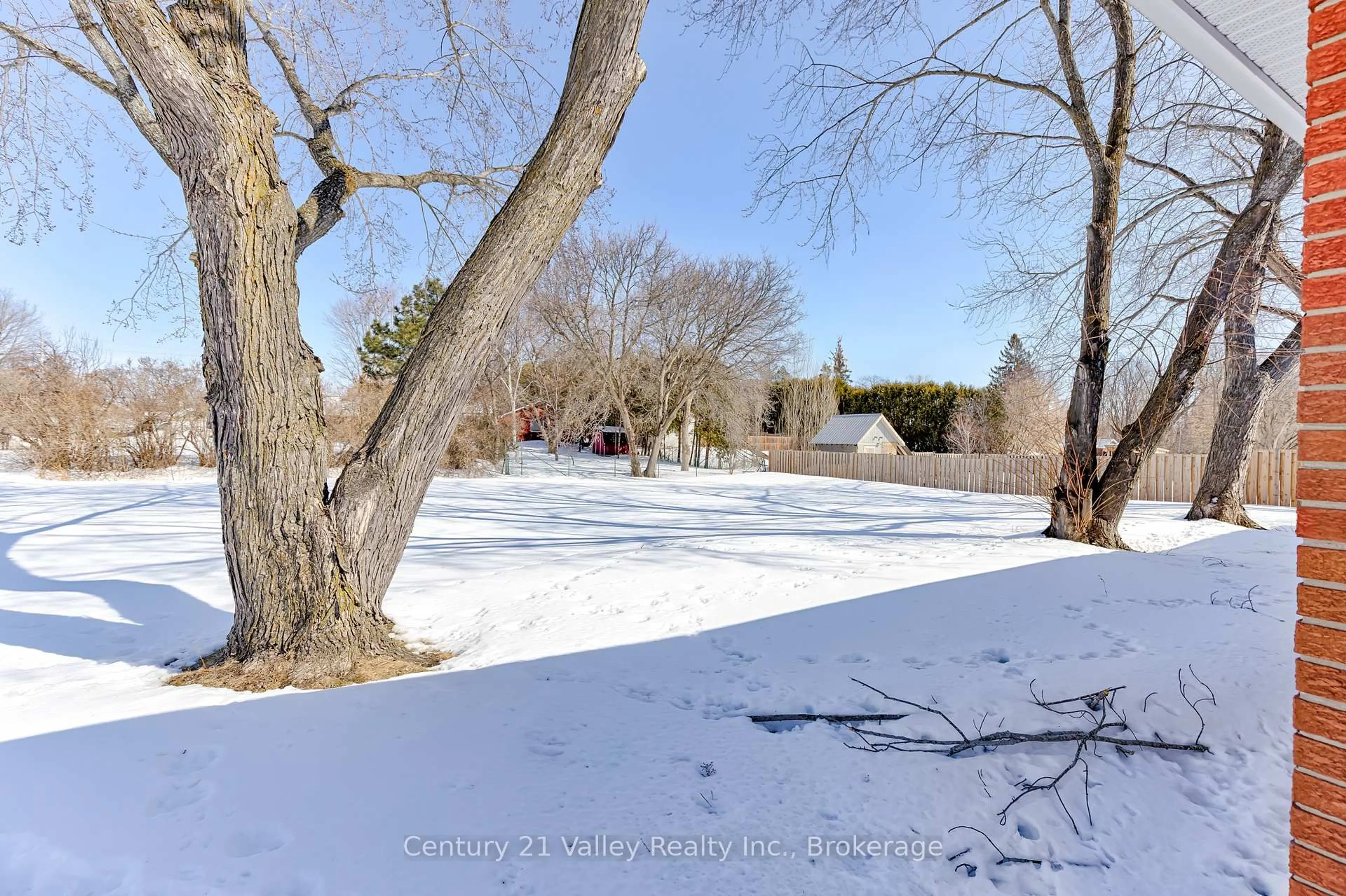 A pic from outside/outdoor area/front of a property/back of a property/a pic from drone, unknown for 104 Arthur St, Arnprior Ontario K7S 1A4