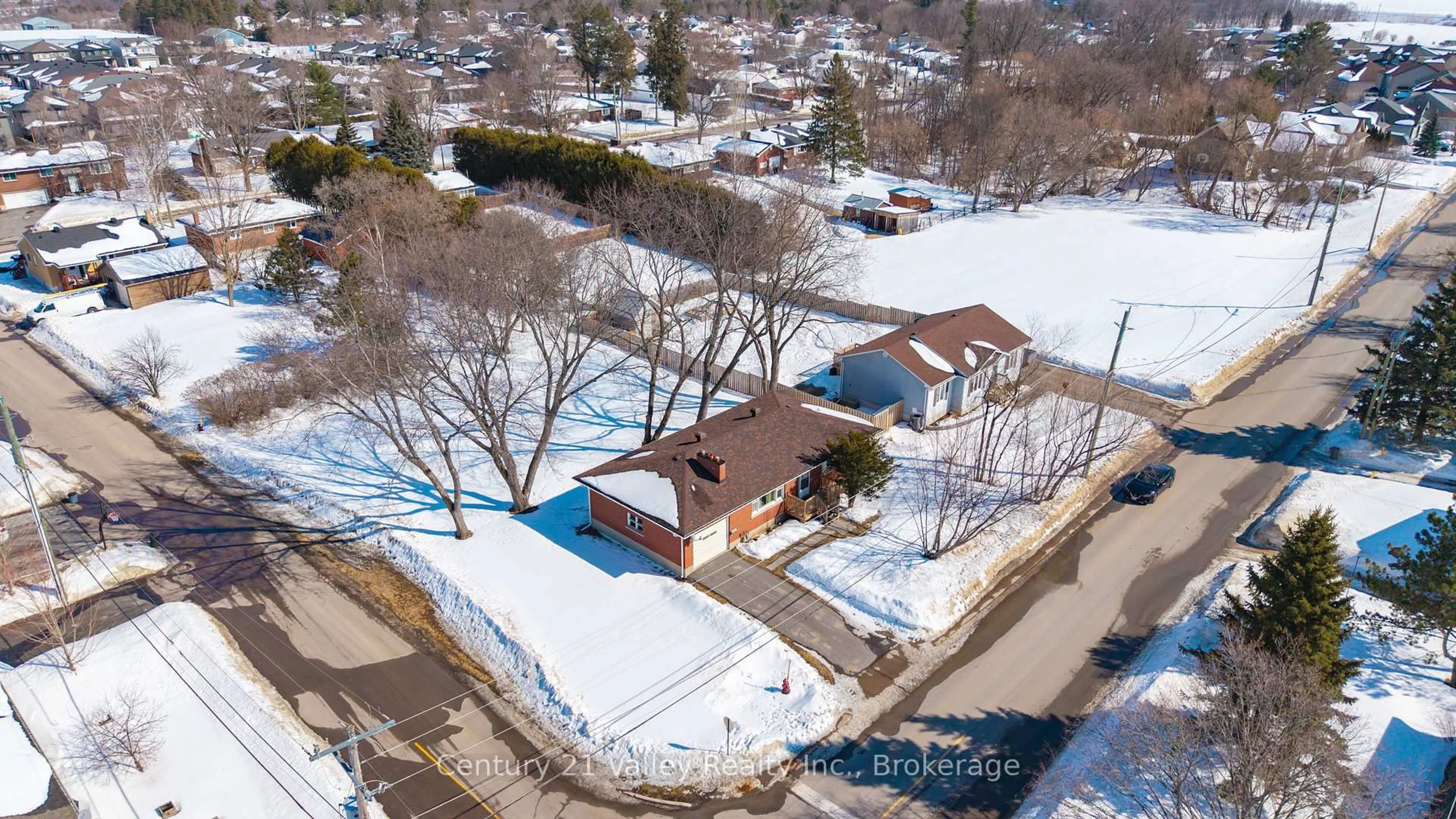 A pic from outside/outdoor area/front of a property/back of a property/a pic from drone, street for 104 Arthur St, Arnprior Ontario K7S 1A4