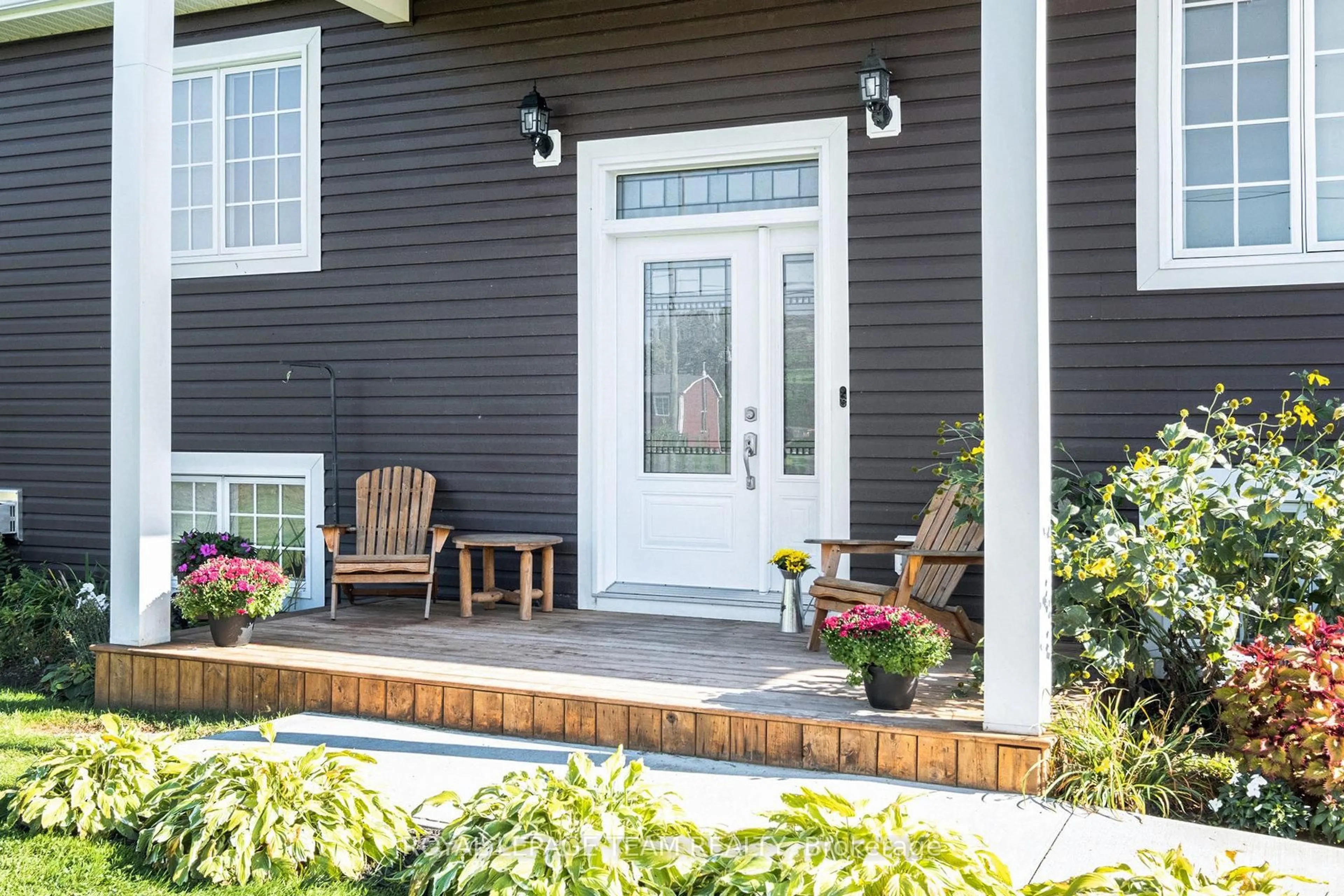 Home with vinyl exterior material, street for 1503 Hyndman Rd, Edwardsburgh/Cardinal Ontario K0E 1X0