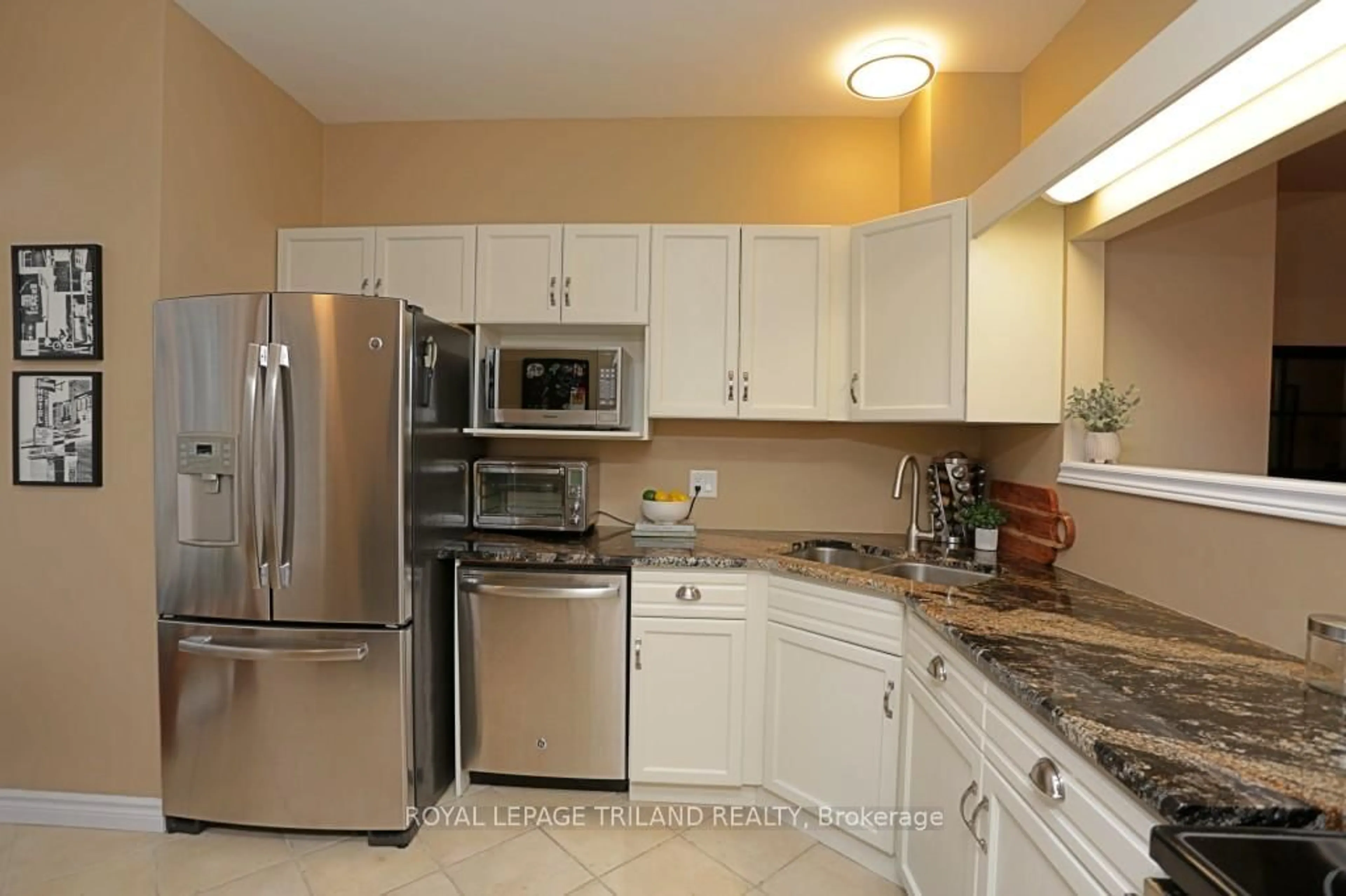 Standard kitchen, ceramic/tile floor for 1415 Commissioners Rd #16, London South Ontario N6K 1E2