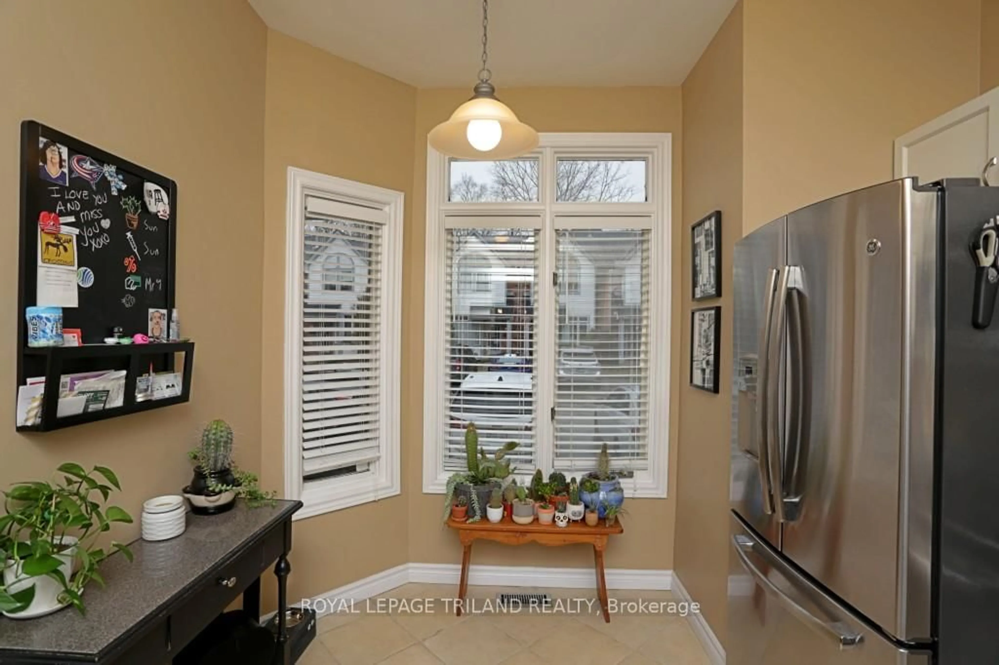 Indoor entryway for 1415 Commissioners Rd #16, London South Ontario N6K 1E2