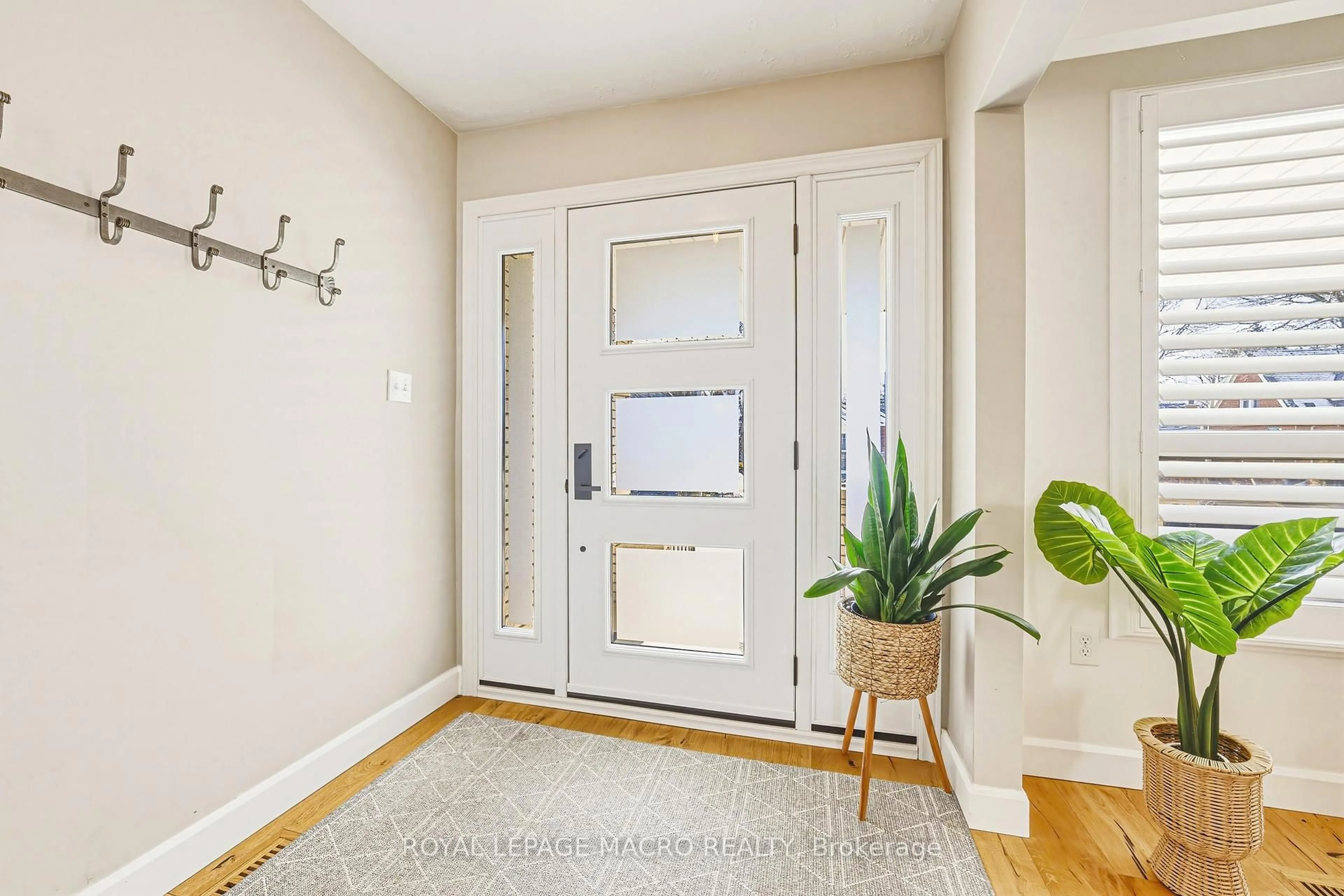 Indoor entryway for 103 Empress Ave, Hamilton Ontario L9A 1M5