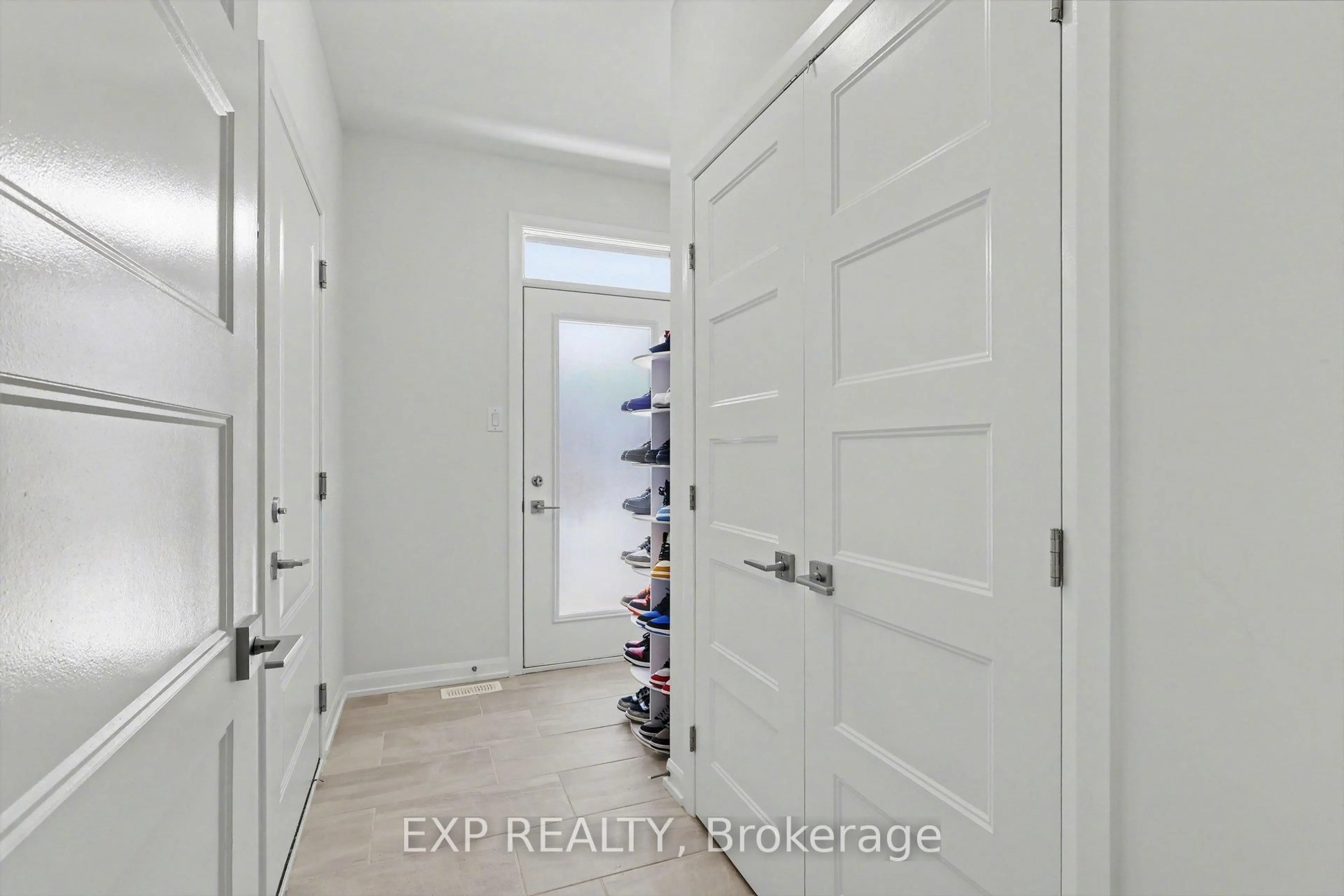Indoor entryway for 364 Sterling Ave, Clarence-Rockland Ontario K4K 0L4