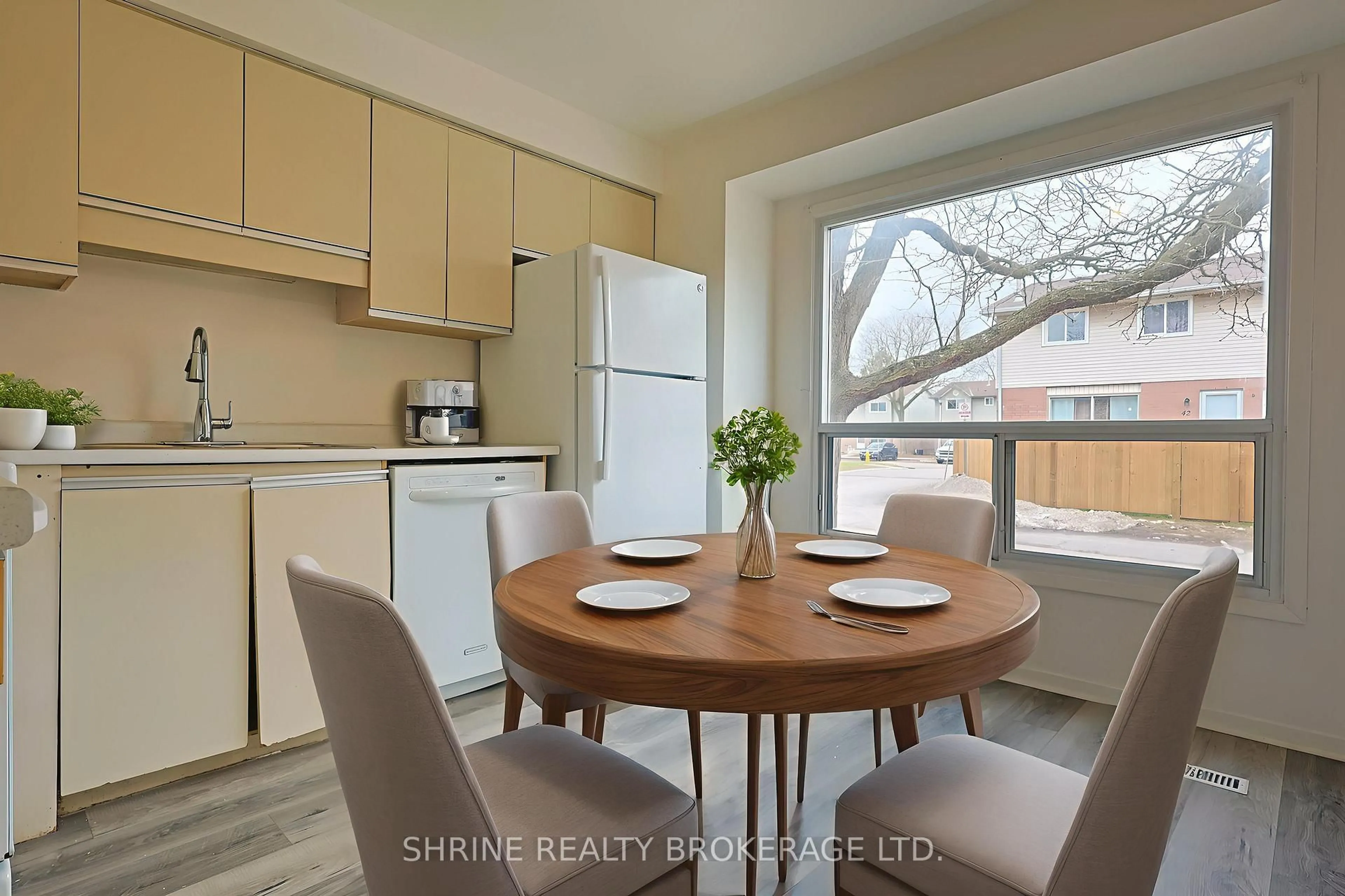 Standard kitchen, wood/laminate floor for 595 Third St #51, London East Ontario N5V 4A1