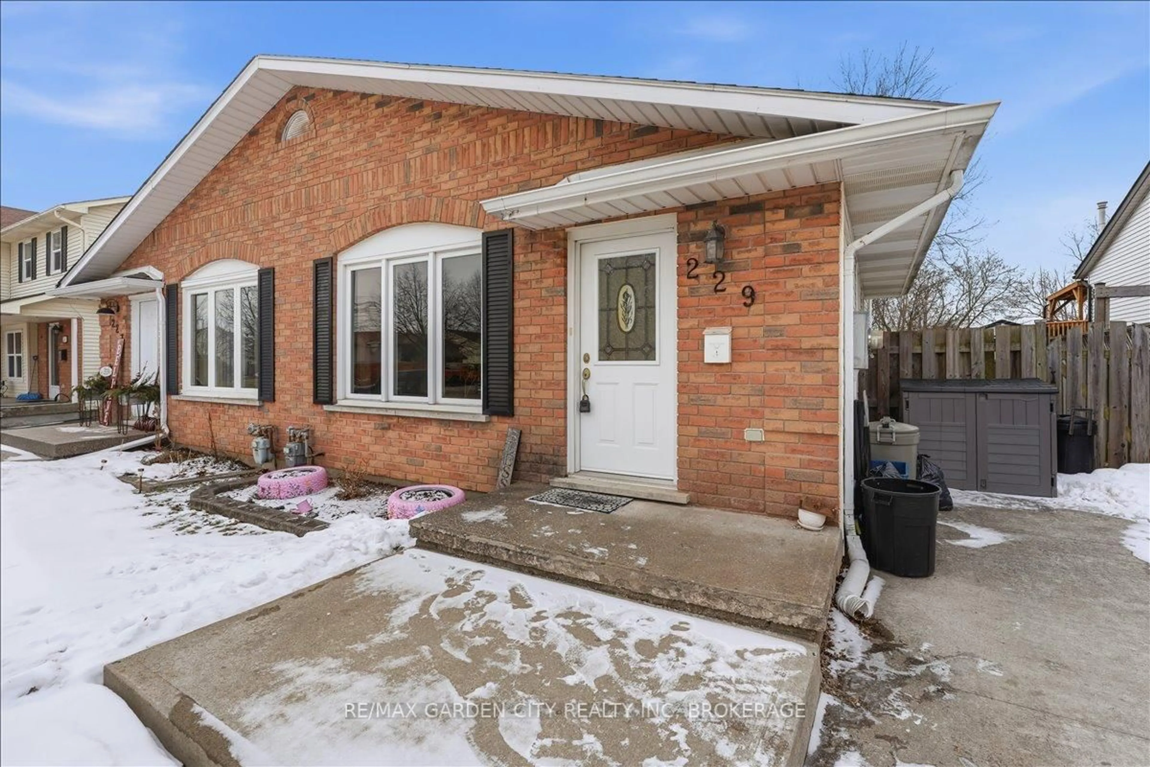 Home with brick exterior material, street for 229 WINDSOR St, Welland Ontario L3C 7A3