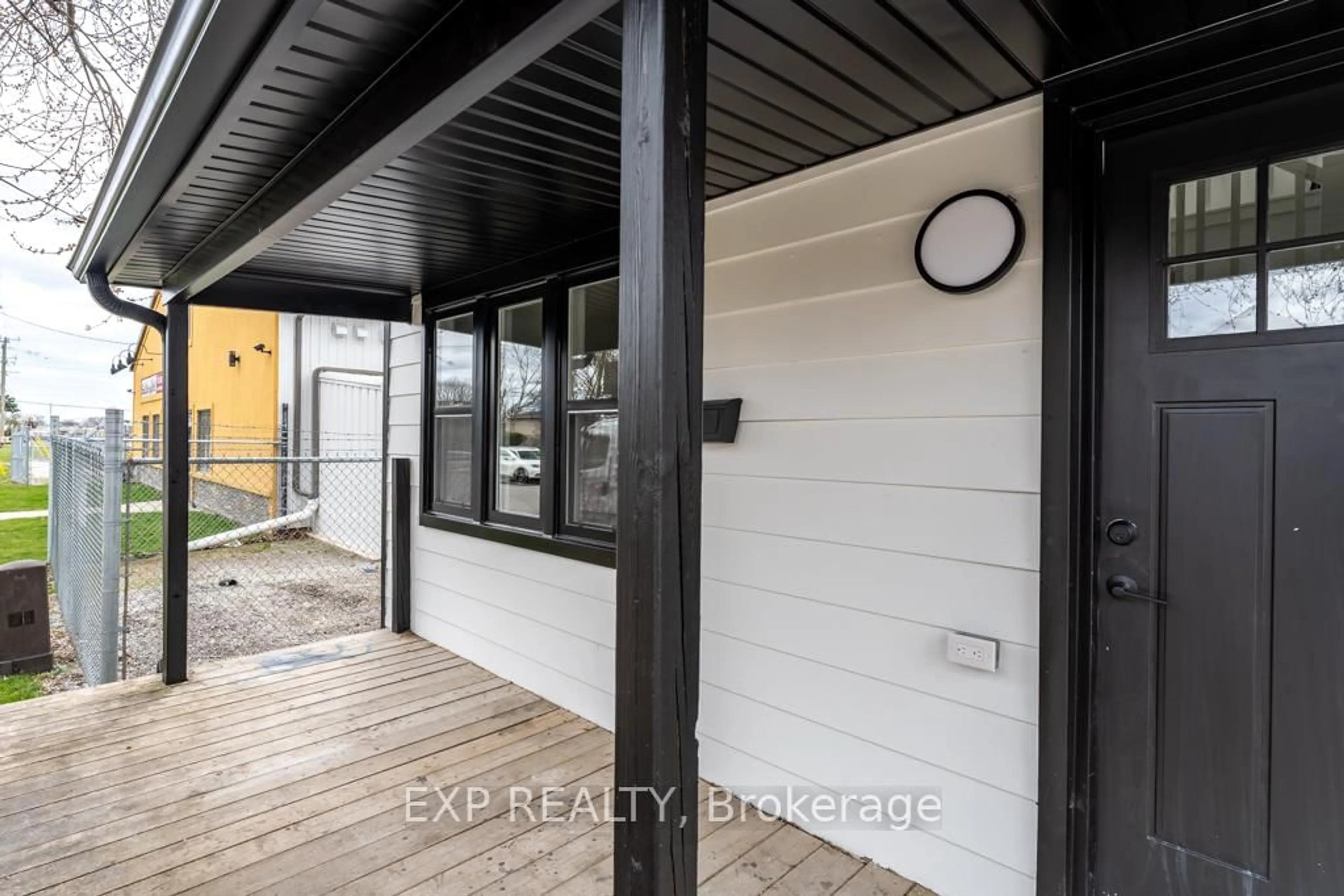 Indoor entryway for 131 Duncan St, Welland Ontario L3B 2E4