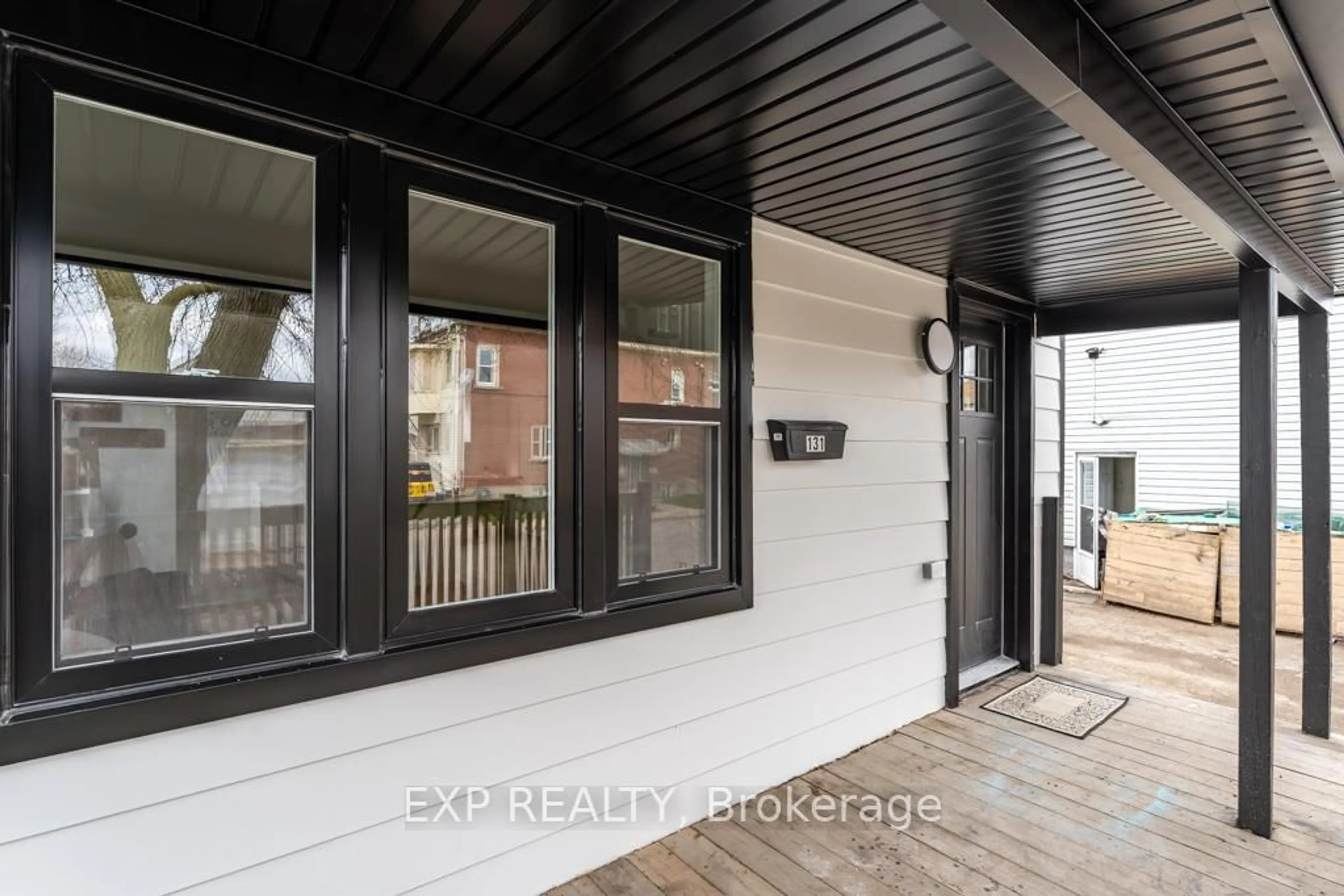 Indoor entryway for 131 Duncan St, Welland Ontario L3B 2E4