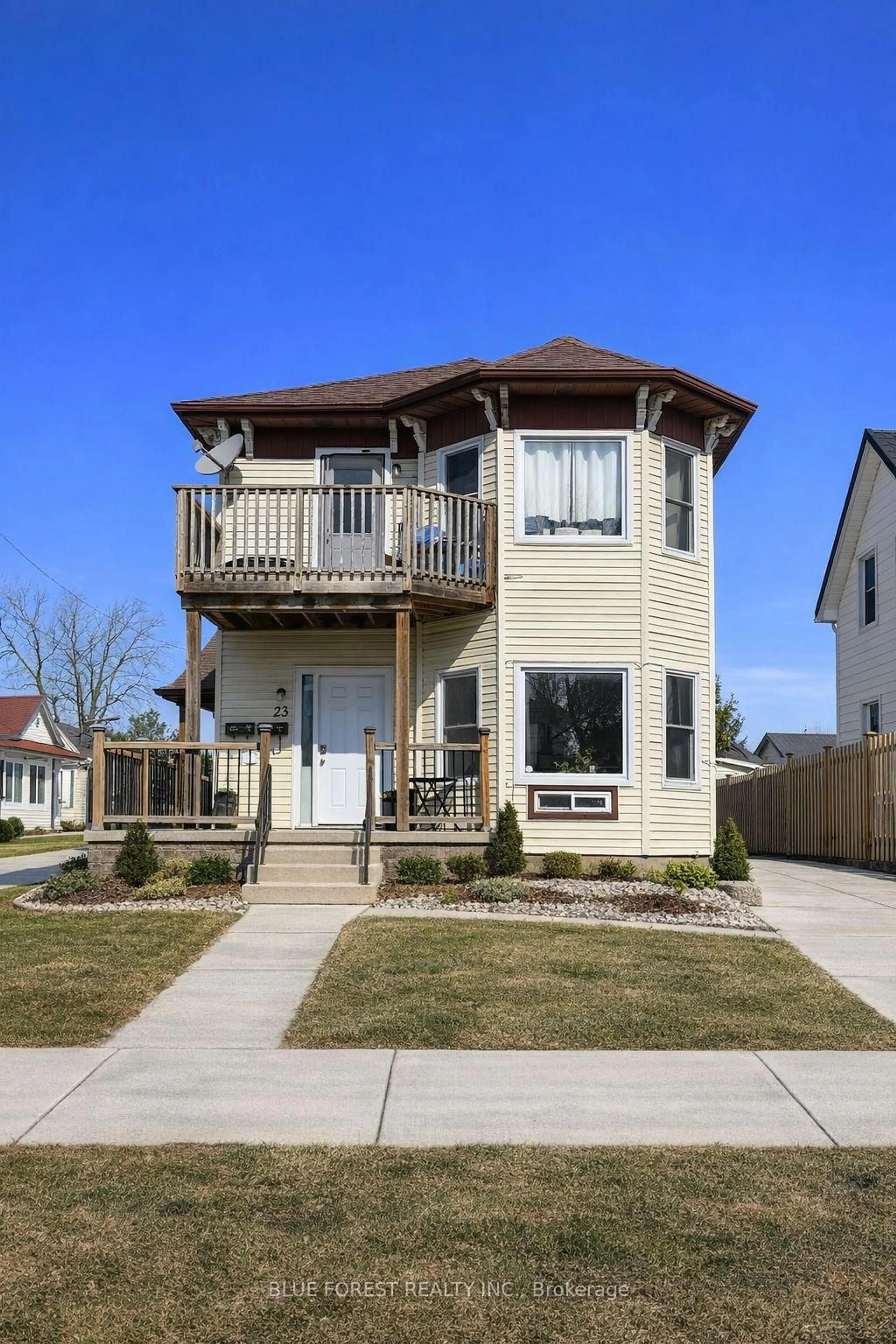 Home with vinyl exterior material, street for 23 Barnes St, St. Thomas Ontario N5R 2V4