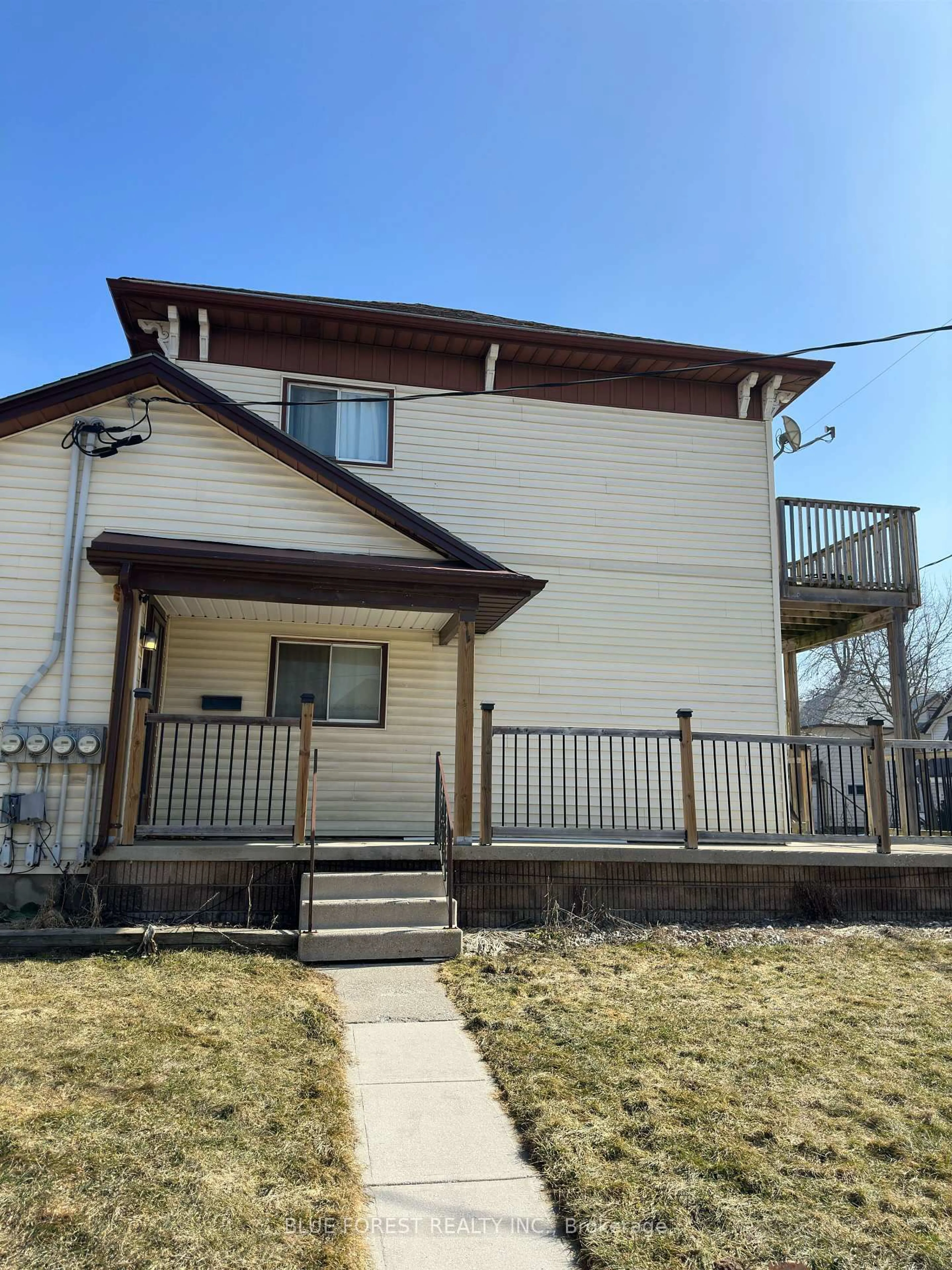 Home with vinyl exterior material, street for 23 Barnes St, St. Thomas Ontario N5R 2V4